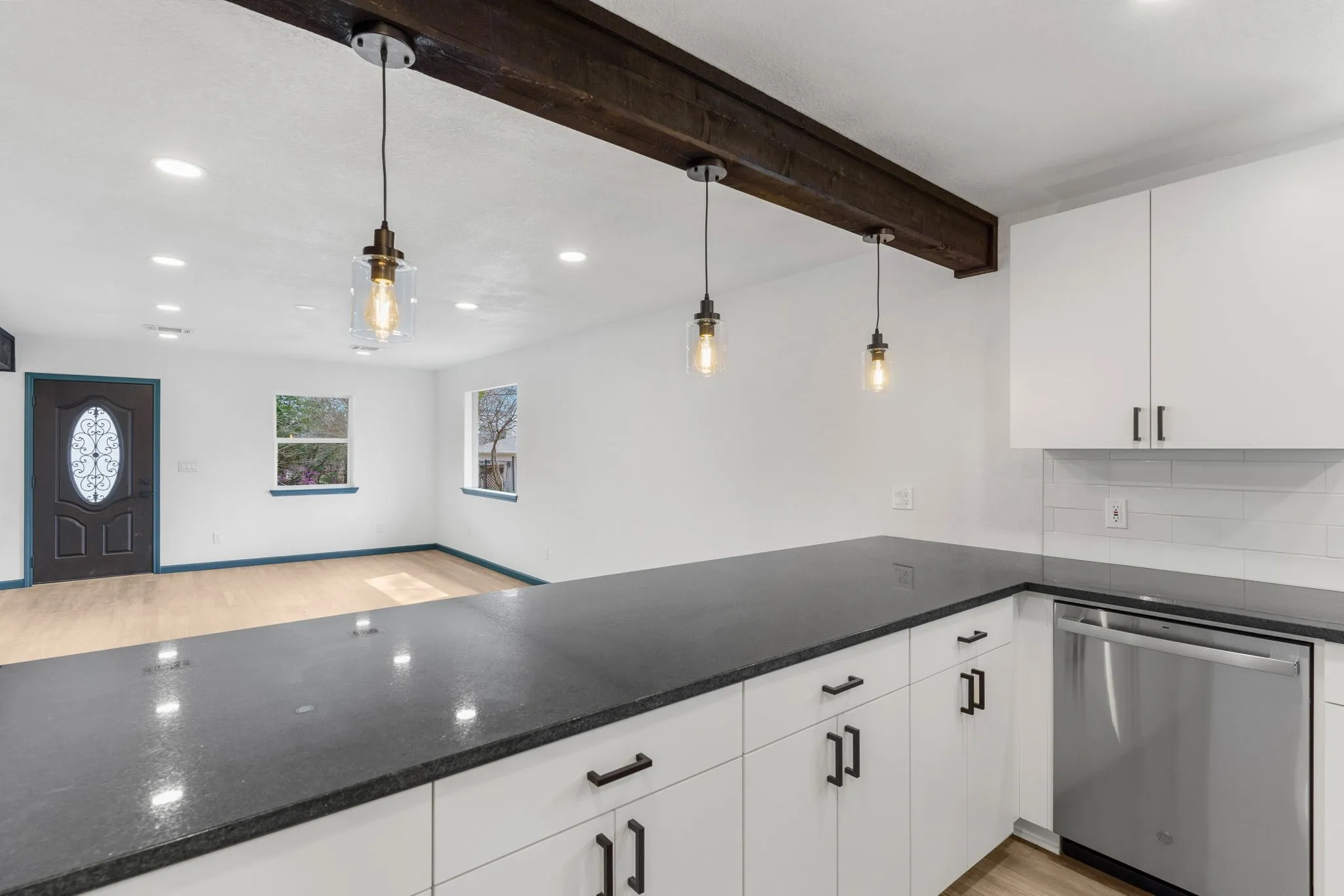 Single Family Residence For Rent in Grayson County , 321 Crescent Drive, Pottsboro, Texas 75076, 3 Bedroom, 3 Bathroom, 1 Garage spaces, 1,521 Sqft, built in 1972, mls#21389259, Real Estate Agent in Pottsboro, Homes For Rent in Grayson county, Homes For Rent in Pottsboro, Realtor in Pottsboro Texas, Real Estate Brokerage Independent Realty Texas, Luminita Cordes Realtor