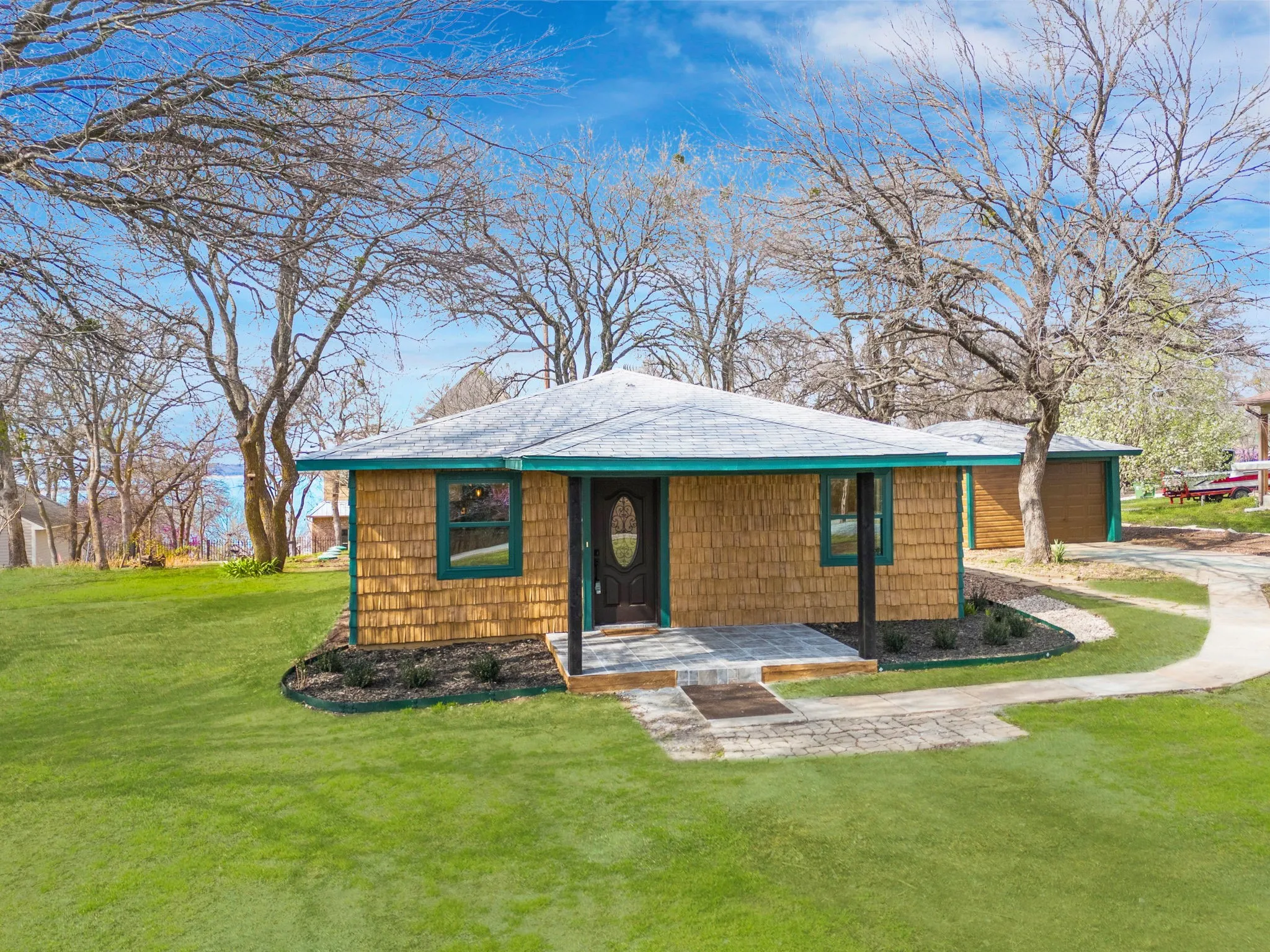 Single Family Residence For Rent in Grayson County , 321 Crescent Drive, Pottsboro, Texas 75076, 3 Bedroom, 3 Bathroom, 1 Garage spaces, 1,521 Sqft, built in 1972, mls#21389259, Real Estate Agent in Pottsboro, Homes For Rent in Grayson county, Homes For Rent in Pottsboro, Realtor in Pottsboro Texas, Real Estate Brokerage Independent Realty Texas, Luminita Cordes Realtor