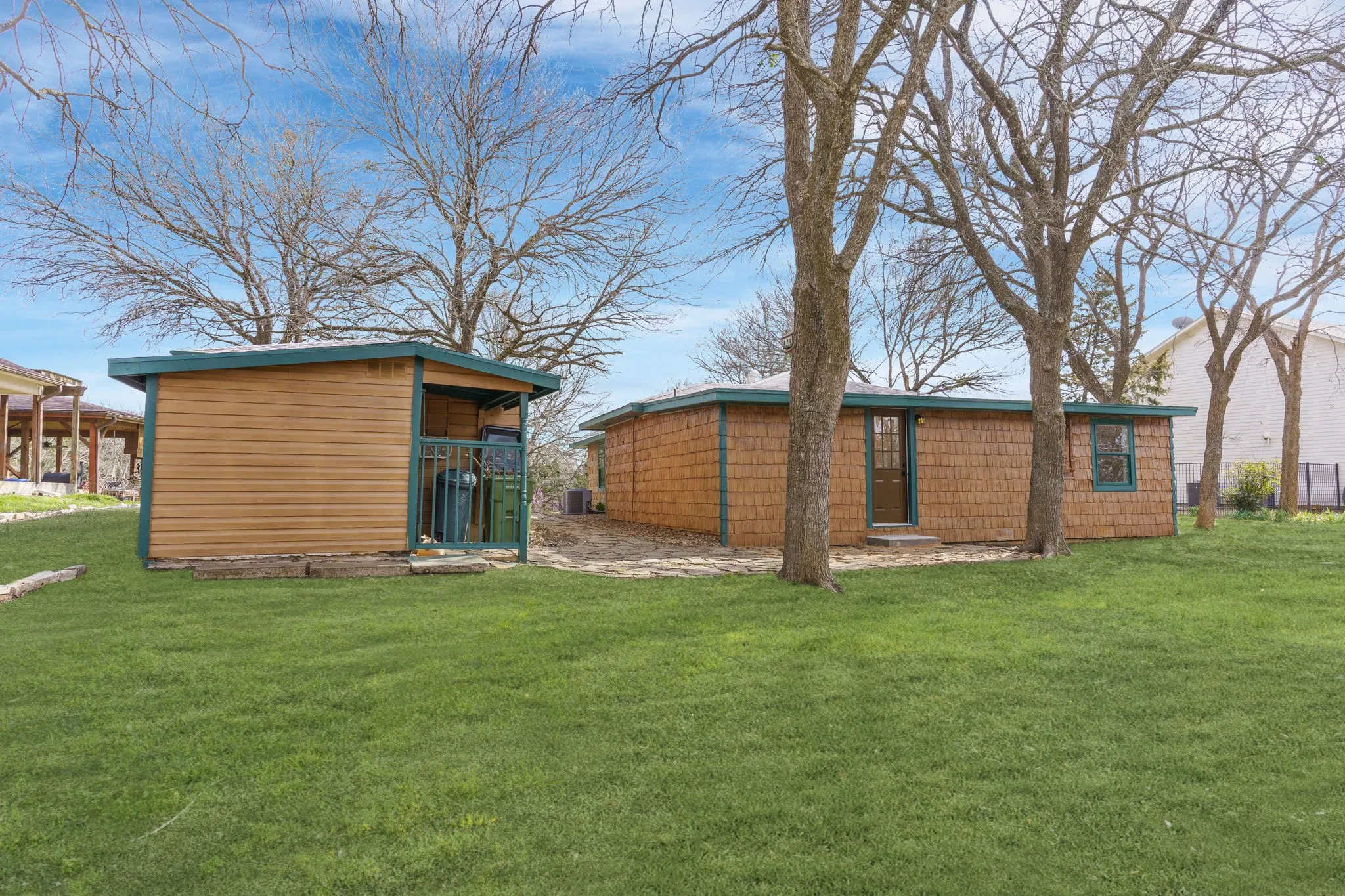 Single Family Residence For Rent in Grayson County , 321 Crescent Drive, Pottsboro, Texas 75076, 3 Bedroom, 3 Bathroom, 1 Garage spaces, 1,521 Sqft, built in 1972, mls#21389259, Real Estate Agent in Pottsboro, Homes For Rent in Grayson county, Homes For Rent in Pottsboro, Realtor in Pottsboro Texas, Real Estate Brokerage Independent Realty Texas, Luminita Cordes Realtor