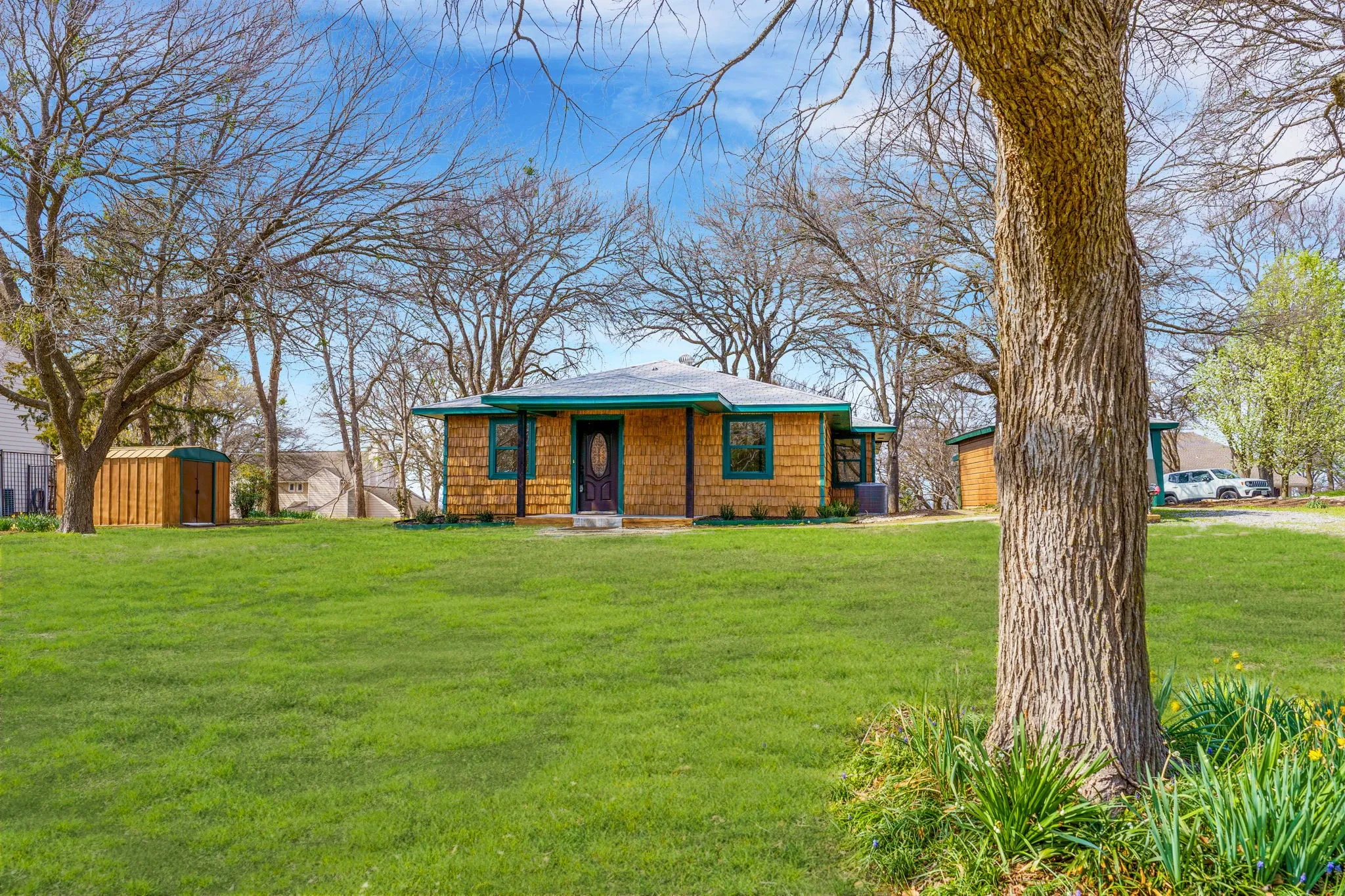 Single Family Residence For Rent in Grayson County , 321 Crescent Drive, Pottsboro, Texas 75076, 3 Bedroom, 3 Bathroom, 1 Garage spaces, 1,521 Sqft, built in 1972, mls#21389259, Real Estate Agent in Pottsboro, Homes For Rent in Grayson county, Homes For Rent in Pottsboro, Realtor in Pottsboro Texas, Real Estate Brokerage Independent Realty Texas, Luminita Cordes Realtor