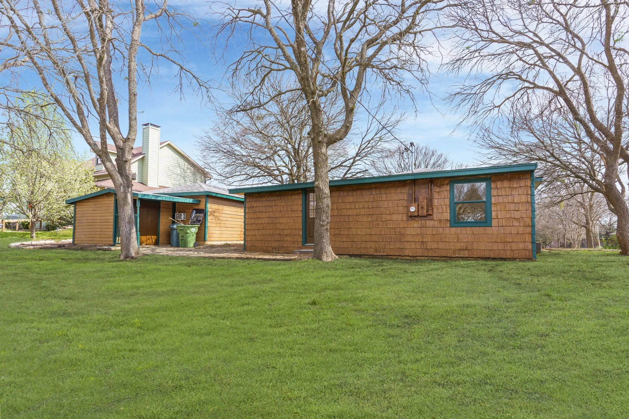 Single Family Residence For Rent in Grayson County , 321 Crescent Drive, Pottsboro, Texas 75076, 3 Bedroom, 3 Bathroom, 1 Garage spaces, 1,521 Sqft, built in 1972, mls#21389259, Real Estate Agent in Pottsboro, Homes For Rent in Grayson county, Homes For Rent in Pottsboro, Realtor in Pottsboro Texas, Real Estate Brokerage Independent Realty Texas, Luminita Cordes Realtor