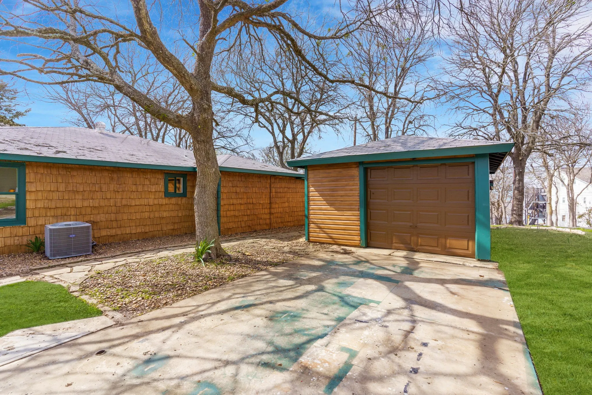 Single Family Residence For Rent in Grayson County , 321 Crescent Drive, Pottsboro, Texas 75076, 3 Bedroom, 3 Bathroom, 1 Garage spaces, 1,521 Sqft, built in 1972, mls#21389259, Real Estate Agent in Pottsboro, Homes For Rent in Grayson county, Homes For Rent in Pottsboro, Realtor in Pottsboro Texas, Real Estate Brokerage Independent Realty Texas, Luminita Cordes Realtor