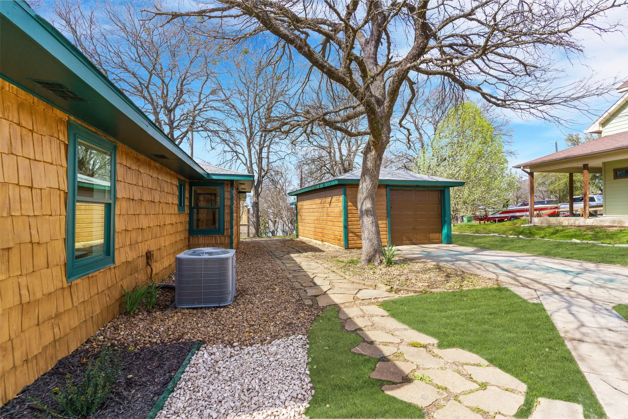 Single Family Residence For Rent in Grayson County , 321 Crescent Drive, Pottsboro, Texas 75076, 3 Bedroom, 3 Bathroom, 1 Garage spaces, 1,521 Sqft, built in 1972, mls#21389259, Real Estate Agent in Pottsboro, Homes For Rent in Grayson county, Homes For Rent in Pottsboro, Realtor in Pottsboro Texas, Real Estate Brokerage Independent Realty Texas, Luminita Cordes Realtor
