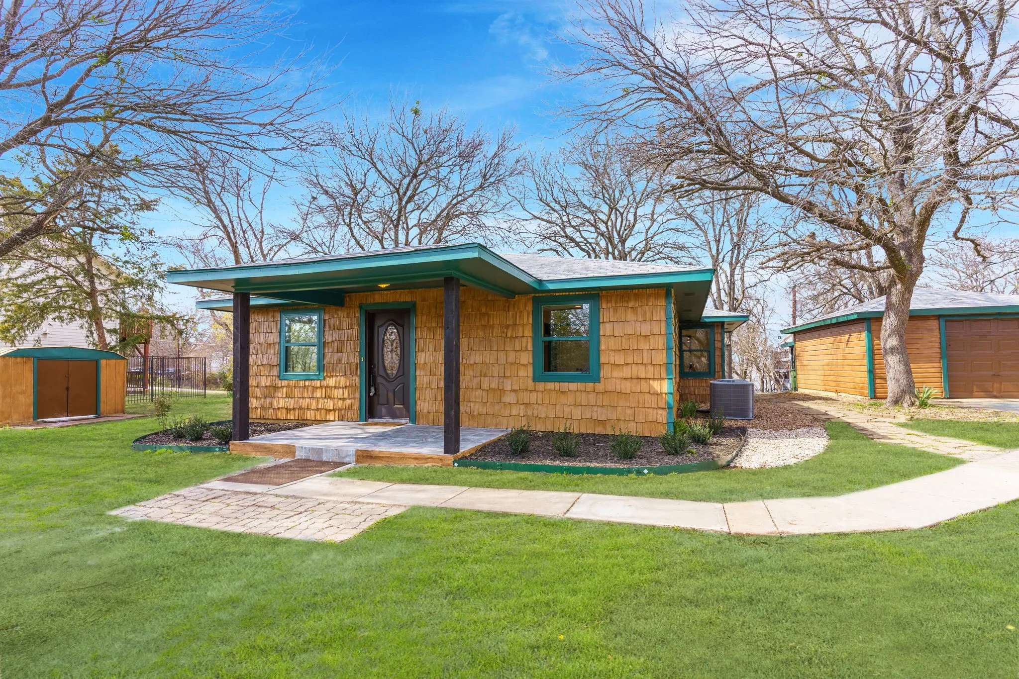Single Family Residence For Rent in Grayson County , 321 Crescent Drive, Pottsboro, Texas 75076, 3 Bedroom, 3 Bathroom, 1 Garage spaces, 1,521 Sqft, built in 1972, mls#21389259, Real Estate Agent in Pottsboro, Homes For Rent in Grayson county, Homes For Rent in Pottsboro, Realtor in Pottsboro Texas, Real Estate Brokerage Independent Realty Texas, Luminita Cordes Realtor