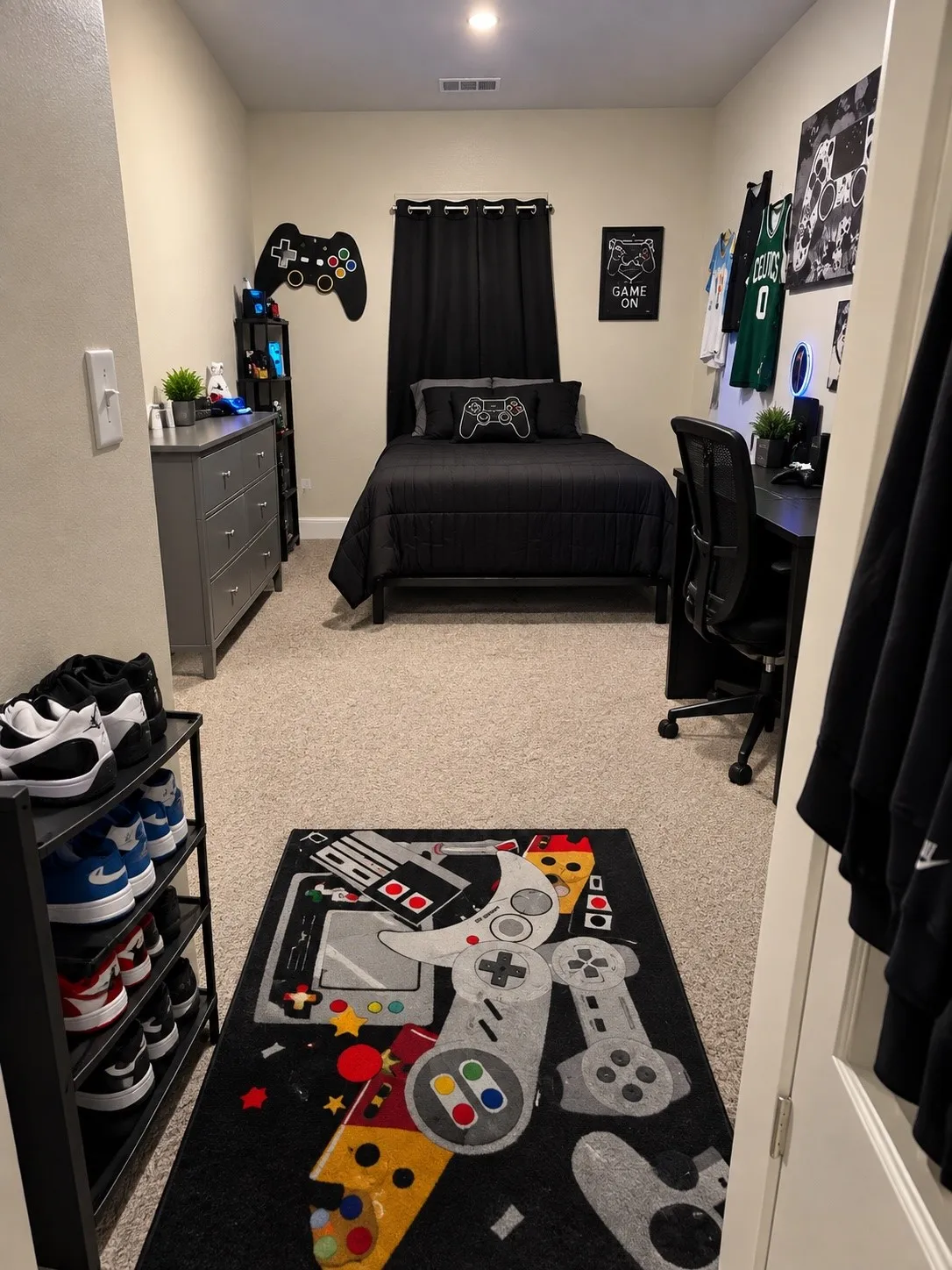 Recessed ceiling lighting, light-toned wall paint, and carpeting
