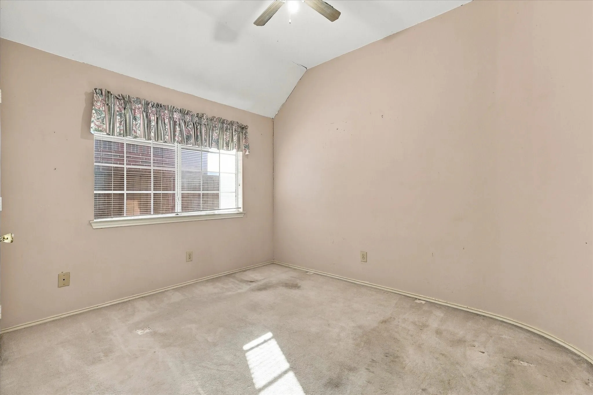 Single Family Residence For Sale in Collin County , 5307 Quail Creek Drive, Mc Kinney, Texas 75072, 3 Bedroom, 2 Bathroom, 2 Garage spaces, 1,823 Sqft, built in 1990, mls#21388196, Real Estate Agent in Mc Kinney, Homes For Sale in Collin county, Homes For Sale in Mc Kinney, Realtor in Mc Kinney Texas, Real Estate Brokerage Independent Realty Texas, Luminita Cordes Realtor