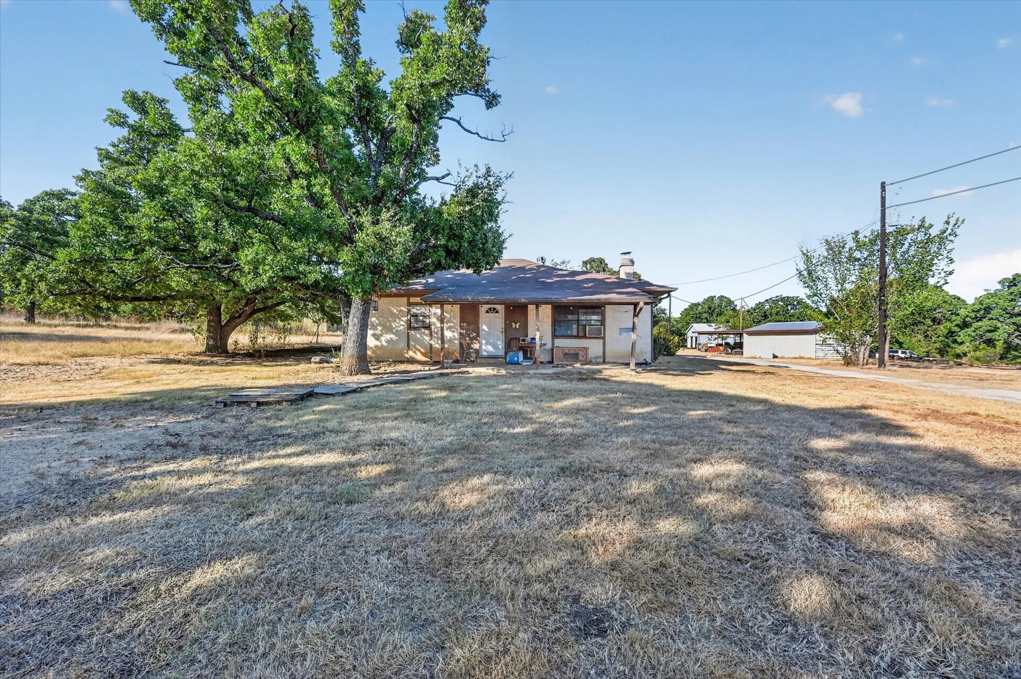 Single Family Residence For Sale in Johnson County , 2332 County Road 411, Alvarado, Texas 76009, 3 Bedroom, 2 Bathroom, 2 Garage spaces, 1,933 Sqft, built in 1981, mls#21387583, Real Estate Agent in Alvarado, Homes For Sale in Johnson county, Homes For Sale in Alvarado, Realtor in Alvarado Texas, Real Estate Brokerage Independent Realty Texas, Luminita Cordes Realtor