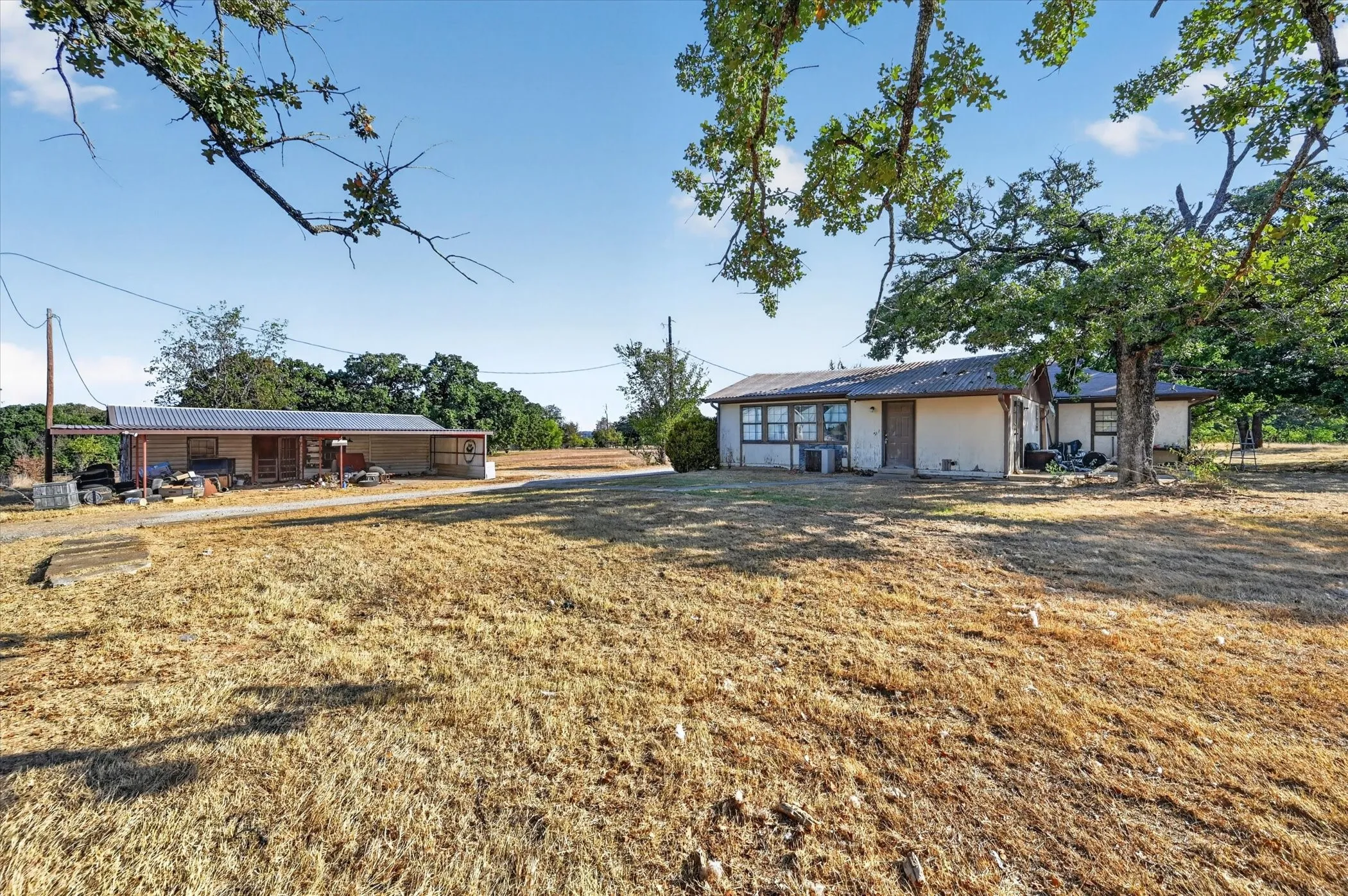Single Family Residence For Sale in Johnson County , 2332 County Road 411, Alvarado, Texas 76009, 3 Bedroom, 2 Bathroom, 2 Garage spaces, 1,933 Sqft, built in 1981, mls#21387583, Real Estate Agent in Alvarado, Homes For Sale in Johnson county, Homes For Sale in Alvarado, Realtor in Alvarado Texas, Real Estate Brokerage Independent Realty Texas, Luminita Cordes Realtor