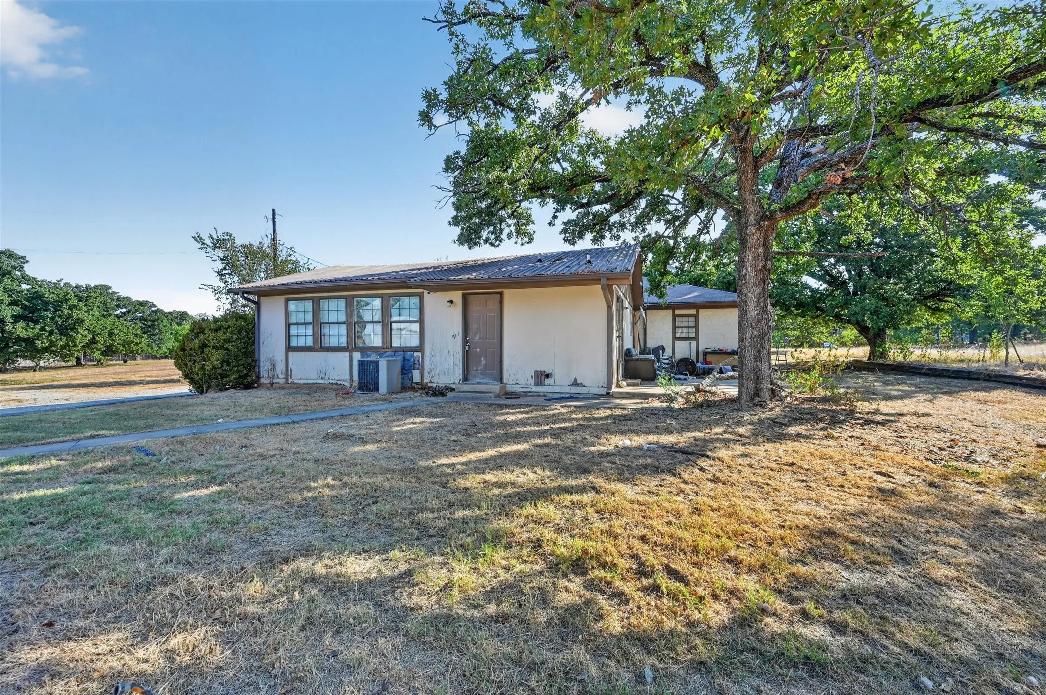 Single Family Residence For Sale in Johnson County , 2332 County Road 411, Alvarado, Texas 76009, 3 Bedroom, 2 Bathroom, 2 Garage spaces, 1,933 Sqft, built in 1981, mls#21387583, Real Estate Agent in Alvarado, Homes For Sale in Johnson county, Homes For Sale in Alvarado, Realtor in Alvarado Texas, Real Estate Brokerage Independent Realty Texas, Luminita Cordes Realtor