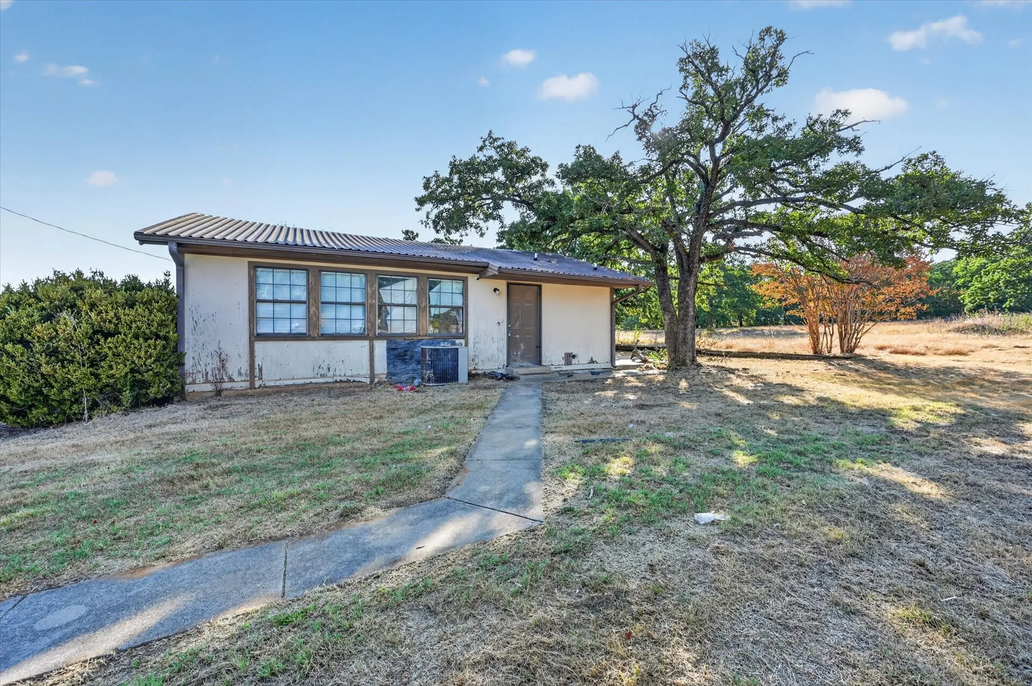 Single Family Residence For Sale in Johnson County , 2332 County Road 411, Alvarado, Texas 76009, 3 Bedroom, 2 Bathroom, 2 Garage spaces, 1,933 Sqft, built in 1981, mls#21387583, Real Estate Agent in Alvarado, Homes For Sale in Johnson county, Homes For Sale in Alvarado, Realtor in Alvarado Texas, Real Estate Brokerage Independent Realty Texas, Luminita Cordes Realtor