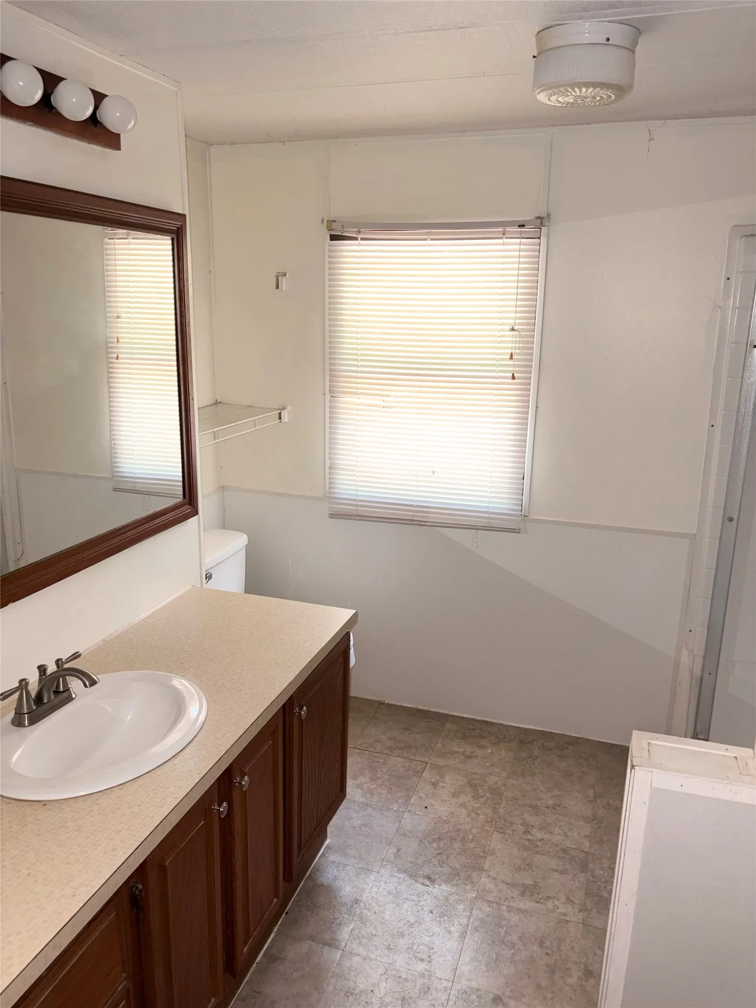 Mobile Home For Sale in Henderson County , 107 Meadowlark Lane, Mabank, Texas 75156, 3 Bedroom, 2 Bathroom, Garage spaces, 1,008 Sqft, built in 1983, mls#21389350, Real Estate Agent in Mabank, Homes For Sale in Henderson county, Homes For Sale in Mabank, Realtor in Mabank Texas, Real Estate Brokerage Independent Realty Texas, Luminita Cordes Realtor