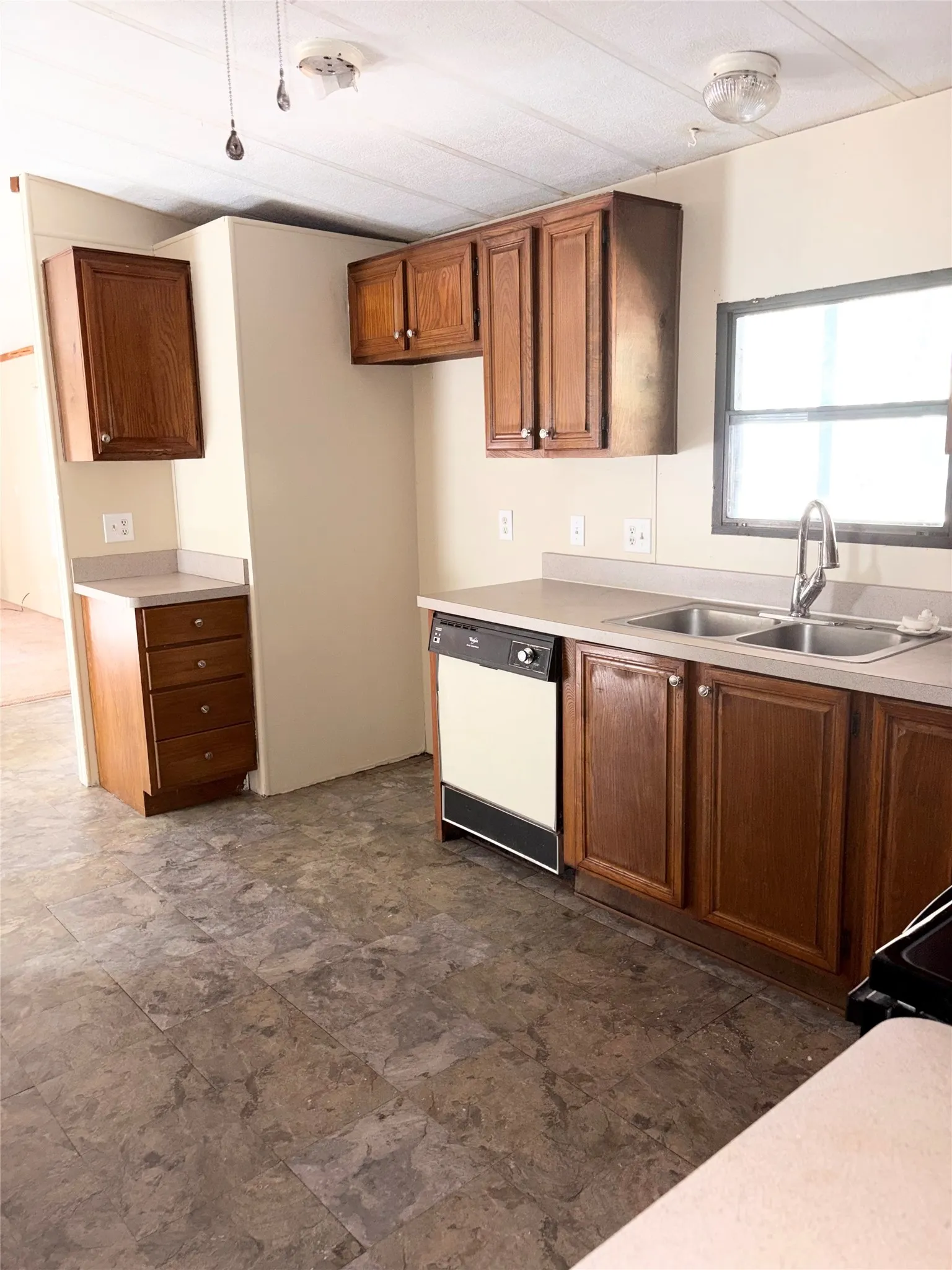 Mobile Home For Sale in Henderson County , 107 Meadowlark Lane, Mabank, Texas 75156, 3 Bedroom, 2 Bathroom, Garage spaces, 1,008 Sqft, built in 1983, mls#21389350, Real Estate Agent in Mabank, Homes For Sale in Henderson county, Homes For Sale in Mabank, Realtor in Mabank Texas, Real Estate Brokerage Independent Realty Texas, Luminita Cordes Realtor