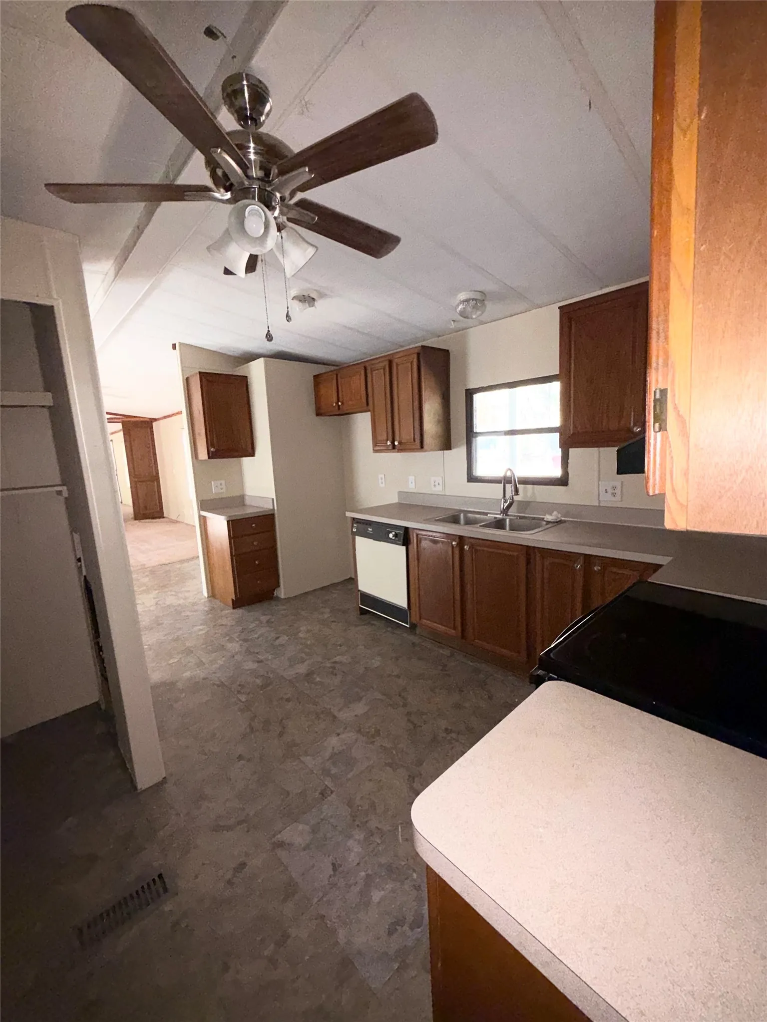 Mobile Home For Sale in Henderson County , 107 Meadowlark Lane, Mabank, Texas 75156, 3 Bedroom, 2 Bathroom, Garage spaces, 1,008 Sqft, built in 1983, mls#21389350, Real Estate Agent in Mabank, Homes For Sale in Henderson county, Homes For Sale in Mabank, Realtor in Mabank Texas, Real Estate Brokerage Independent Realty Texas, Luminita Cordes Realtor