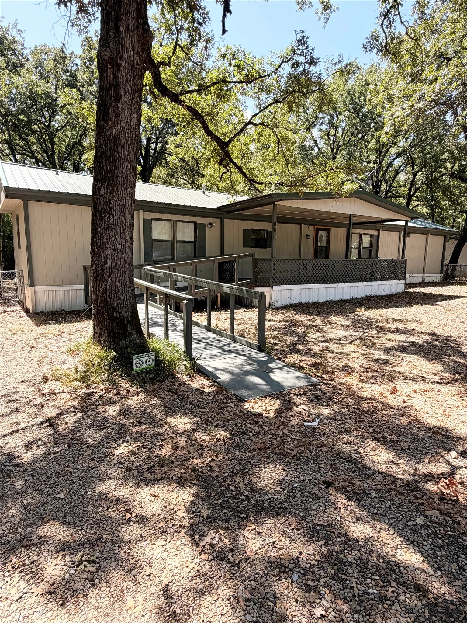Mobile Home For Sale in Henderson County , 107 Meadowlark Lane, Mabank, Texas 75156, 3 Bedroom, 2 Bathroom, Garage spaces, 1,008 Sqft, built in 1983, mls#21389350, Real Estate Agent in Mabank, Homes For Sale in Henderson county, Homes For Sale in Mabank, Realtor in Mabank Texas, Real Estate Brokerage Independent Realty Texas, Luminita Cordes Realtor