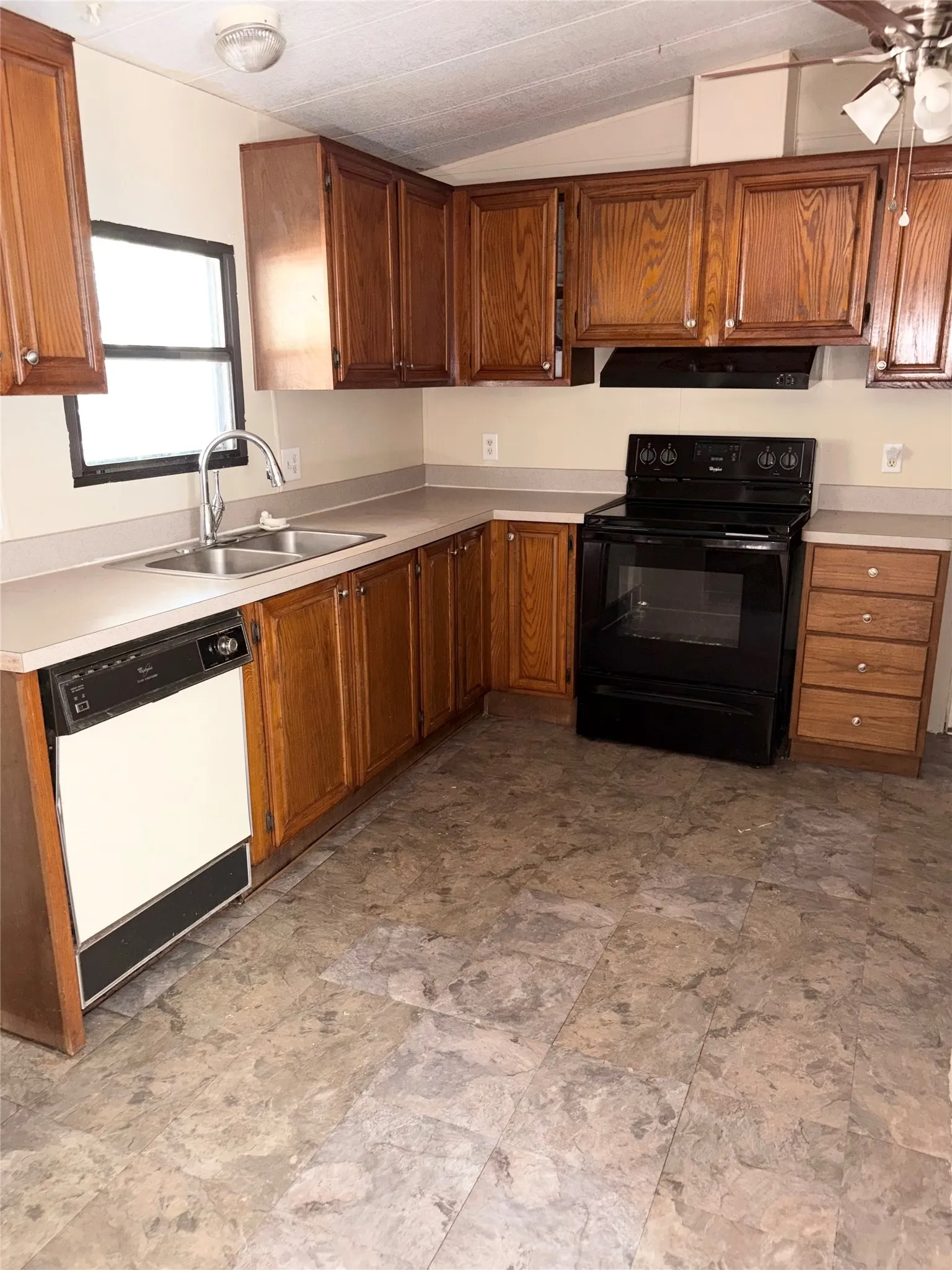 Mobile Home For Sale in Henderson County , 107 Meadowlark Lane, Mabank, Texas 75156, 3 Bedroom, 2 Bathroom, Garage spaces, 1,008 Sqft, built in 1983, mls#21389350, Real Estate Agent in Mabank, Homes For Sale in Henderson county, Homes For Sale in Mabank, Realtor in Mabank Texas, Real Estate Brokerage Independent Realty Texas, Luminita Cordes Realtor