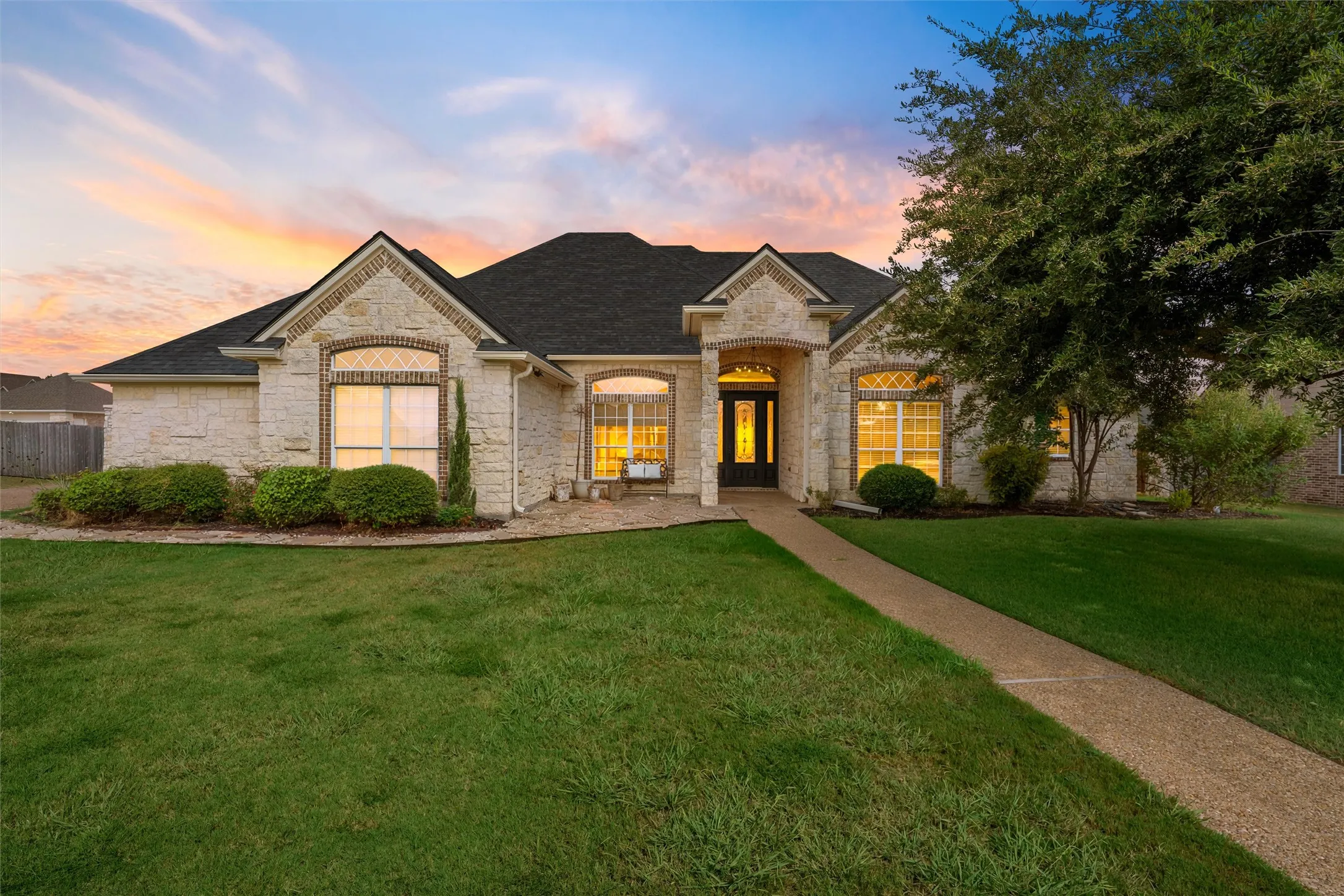 Single Family Residence For Sale in Mc Lennan County , 1417 Hoosier Park, Robinson, Texas 76706, 4 Bedroom, 3 Bathroom, 2 Garage spaces, 2,589 Sqft, built in 2007, mls#21388995, Real Estate Agent in Robinson, Homes For Sale in Mc Lennan county, Homes For Sale in Robinson, Realtor in Robinson Texas, Real Estate Brokerage Independent Realty Texas, Luminita Cordes Realtor