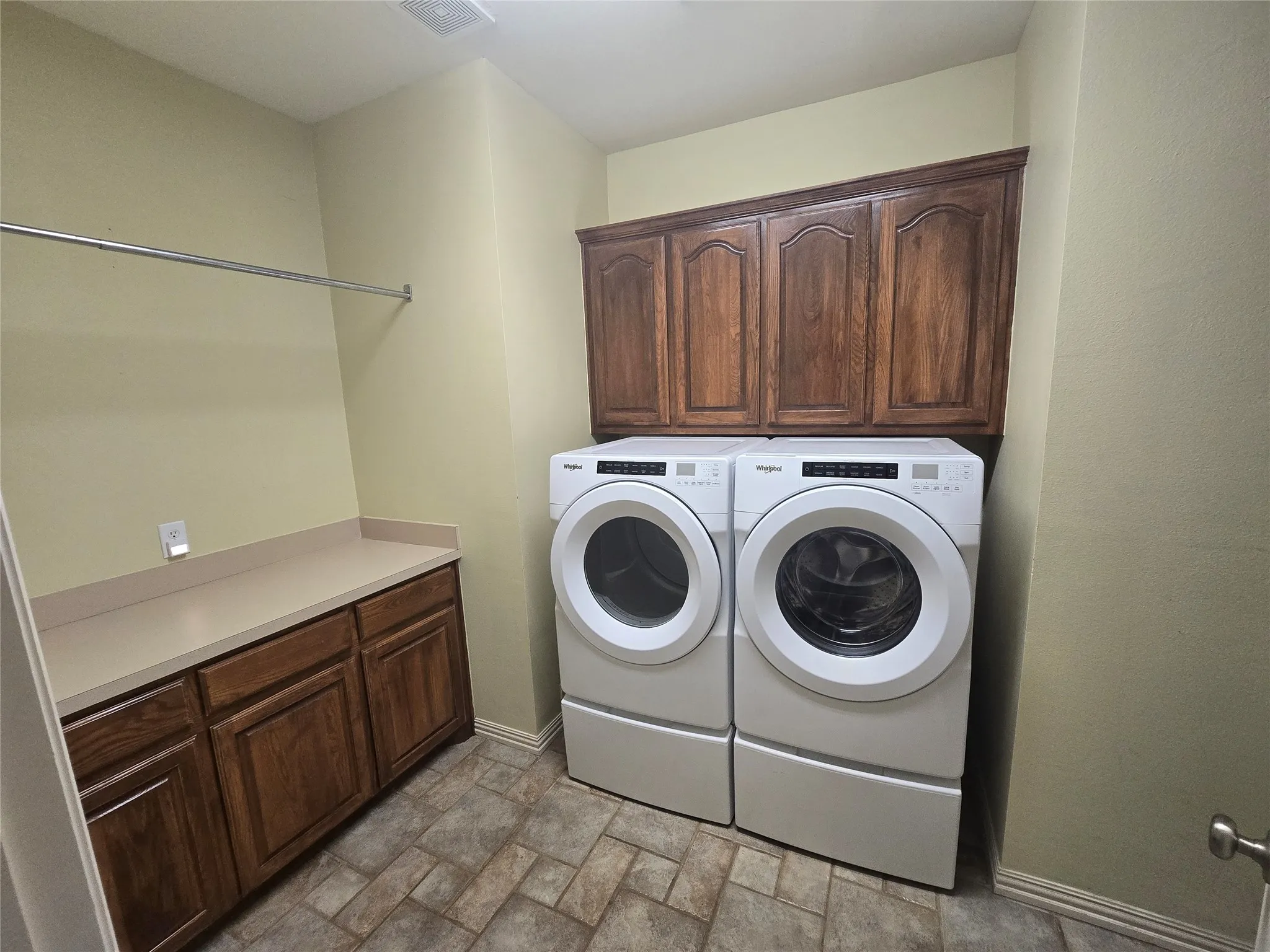 Single Family Residence For Sale in Rockwall County , 5607 Ranger Drive, Rockwall, Texas 75032, 4 Bedroom, 4 Bathroom, 2 Garage spaces, 3,071 Sqft, built in 2001, mls#21389324, Real Estate Agent in Rockwall, Homes For Sale in Rockwall county, Homes For Sale in Rockwall, Realtor in Rockwall Texas, Real Estate Brokerage Independent Realty Texas, Luminita Cordes Realtor
