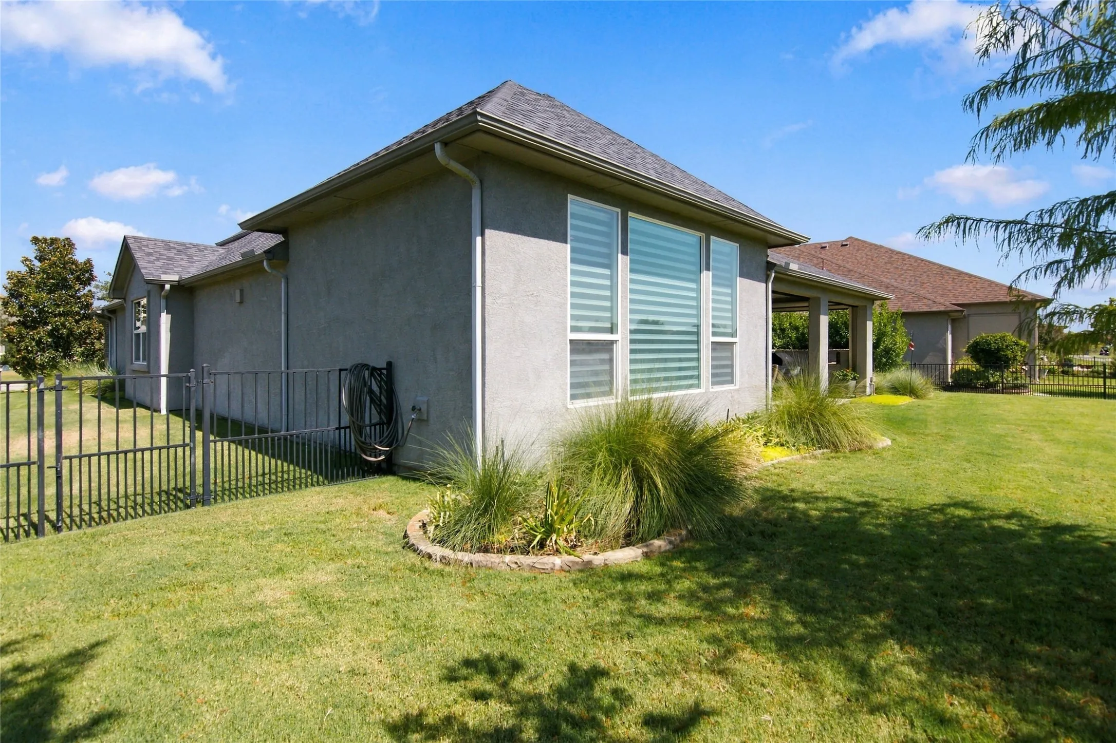 Single Family Residence For Sale in Denton County , 9717 Arkose Drive, Denton, Texas 76207, 2 Bedroom, 3 Bathroom, 3 Garage spaces, 2,096 Sqft, built in 2017, mls#21388534, Real Estate Agent in Denton, Homes For Sale in Denton county, Homes For Sale in Denton, Realtor in Denton Texas, Real Estate Brokerage Independent Realty Texas, Luminita Cordes Realtor