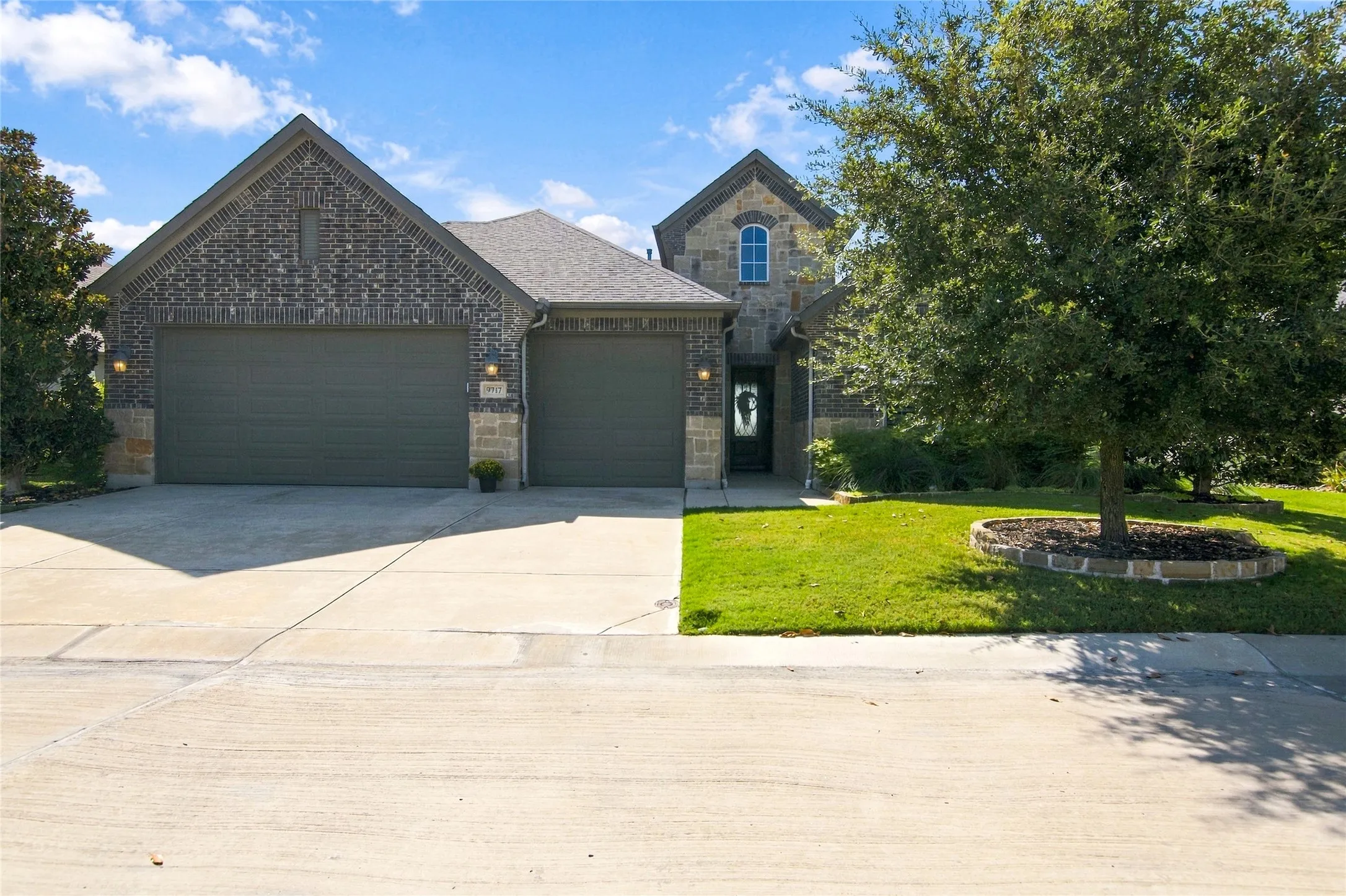 Single Family Residence For Sale in Denton County , 9717 Arkose Drive, Denton, Texas 76207, 2 Bedroom, 3 Bathroom, 3 Garage spaces, 2,096 Sqft, built in 2017, mls#21388534, Real Estate Agent in Denton, Homes For Sale in Denton county, Homes For Sale in Denton, Realtor in Denton Texas, Real Estate Brokerage Independent Realty Texas, Luminita Cordes Realtor