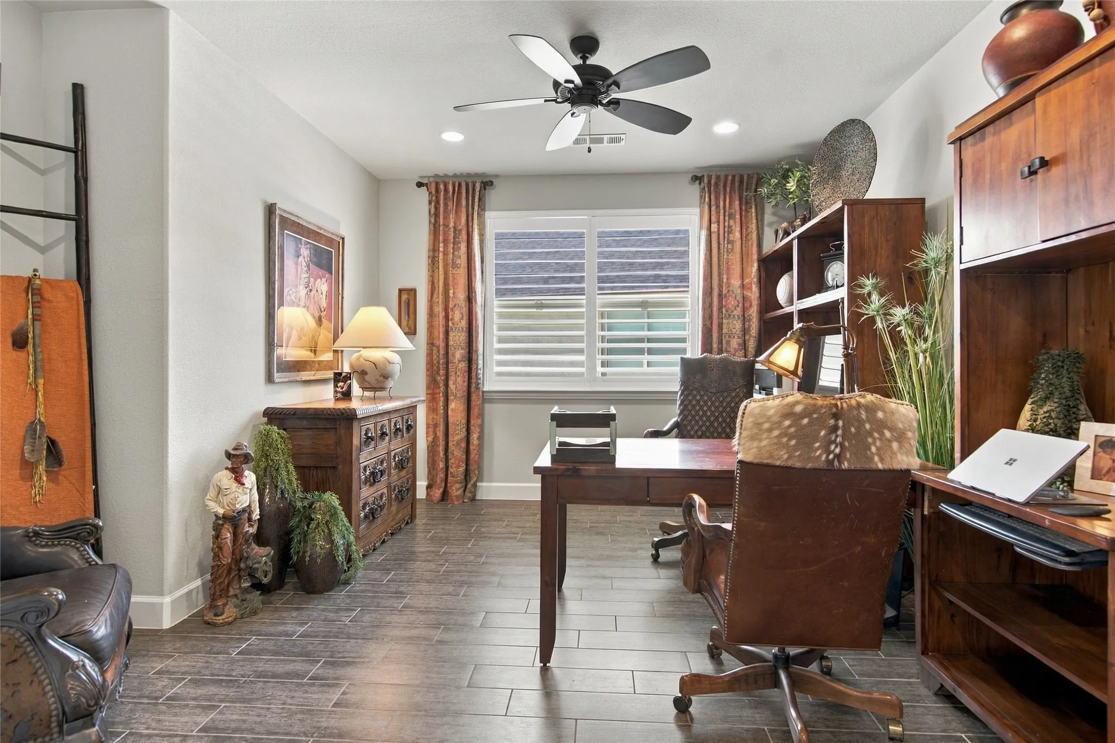 Single Family Residence For Sale in Denton County , 9717 Arkose Drive, Denton, Texas 76207, 2 Bedroom, 3 Bathroom, 3 Garage spaces, 2,096 Sqft, built in 2017, mls#21388534, Real Estate Agent in Denton, Homes For Sale in Denton county, Homes For Sale in Denton, Realtor in Denton Texas, Real Estate Brokerage Independent Realty Texas, Luminita Cordes Realtor