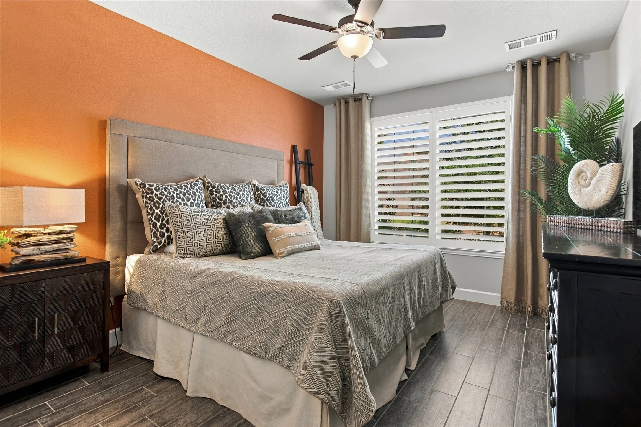 Single Family Residence For Sale in Denton County , 9717 Arkose Drive, Denton, Texas 76207, 2 Bedroom, 3 Bathroom, 3 Garage spaces, 2,096 Sqft, built in 2017, mls#21388534, Real Estate Agent in Denton, Homes For Sale in Denton county, Homes For Sale in Denton, Realtor in Denton Texas, Real Estate Brokerage Independent Realty Texas, Luminita Cordes Realtor