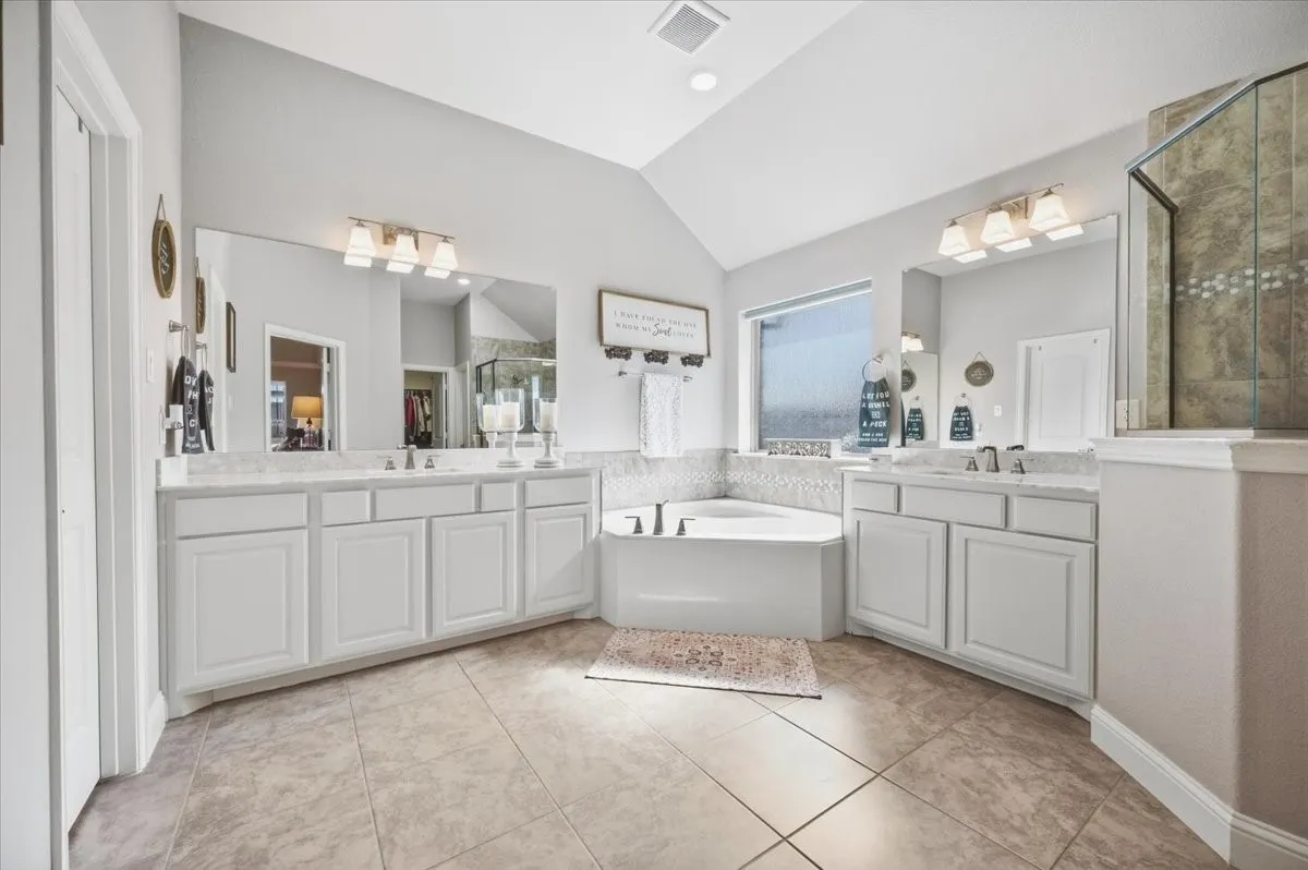 Single Family Residence For Sale in Ellis County , 136 Sapphire Lane, Waxahachie, Texas 75165, 3 Bedroom, 2 Bathroom, 2 Garage spaces, 2,267 Sqft, built in 2019, mls#21389366, Real Estate Agent in Waxahachie, Homes For Sale in Ellis county, Homes For Sale in Waxahachie, Realtor in Waxahachie Texas, Real Estate Brokerage Independent Realty Texas, Luminita Cordes Realtor