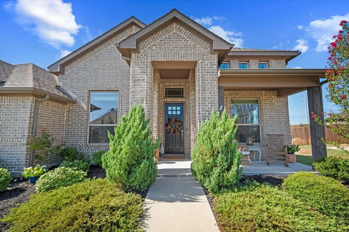 Single Family Residence For Sale in Ellis County , 136 Sapphire Lane, Waxahachie, Texas 75165, 3 Bedroom, 2 Bathroom, 2 Garage spaces, 2,267 Sqft, built in 2019, mls#21389366, Real Estate Agent in Waxahachie, Homes For Sale in Ellis county, Homes For Sale in Waxahachie, Realtor in Waxahachie Texas, Real Estate Brokerage Independent Realty Texas, Luminita Cordes Realtor
