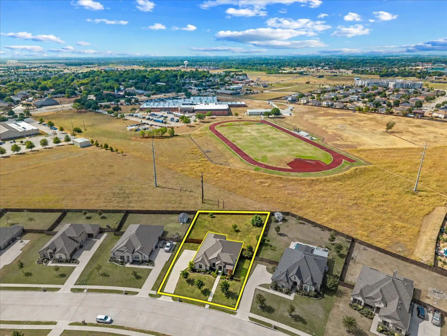 Single Family Residence For Sale in Ellis County , 136 Sapphire Lane, Waxahachie, Texas 75165, 3 Bedroom, 2 Bathroom, 2 Garage spaces, 2,267 Sqft, built in 2019, mls#21389366, Real Estate Agent in Waxahachie, Homes For Sale in Ellis county, Homes For Sale in Waxahachie, Realtor in Waxahachie Texas, Real Estate Brokerage Independent Realty Texas, Luminita Cordes Realtor