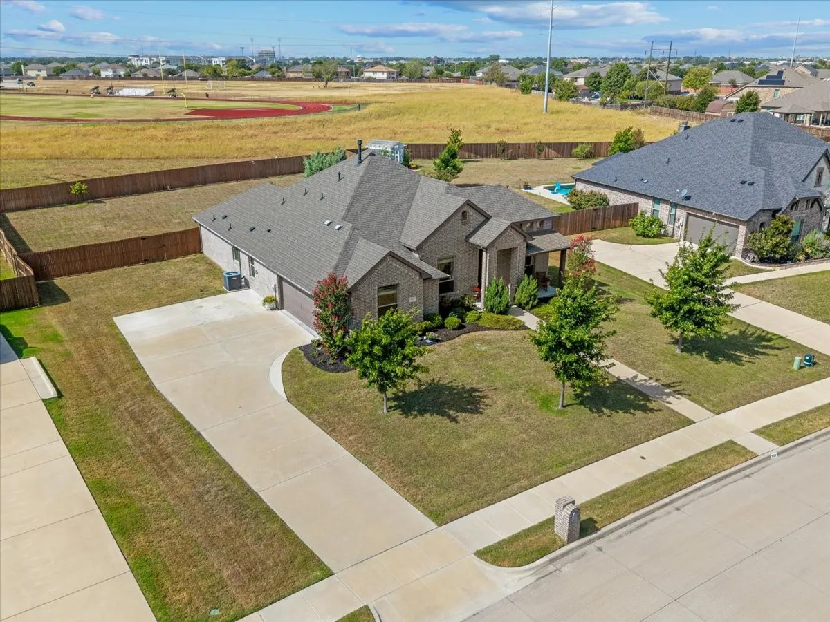 Single Family Residence For Sale in Ellis County , 136 Sapphire Lane, Waxahachie, Texas 75165, 3 Bedroom, 2 Bathroom, 2 Garage spaces, 2,267 Sqft, built in 2019, mls#21389366, Real Estate Agent in Waxahachie, Homes For Sale in Ellis county, Homes For Sale in Waxahachie, Realtor in Waxahachie Texas, Real Estate Brokerage Independent Realty Texas, Luminita Cordes Realtor
