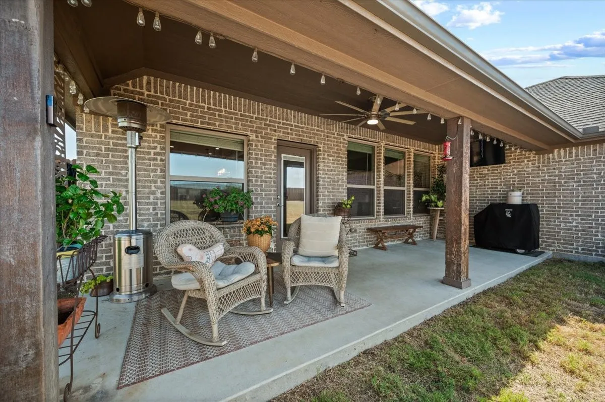Single Family Residence For Sale in Ellis County , 136 Sapphire Lane, Waxahachie, Texas 75165, 3 Bedroom, 2 Bathroom, 2 Garage spaces, 2,267 Sqft, built in 2019, mls#21389366, Real Estate Agent in Waxahachie, Homes For Sale in Ellis county, Homes For Sale in Waxahachie, Realtor in Waxahachie Texas, Real Estate Brokerage Independent Realty Texas, Luminita Cordes Realtor