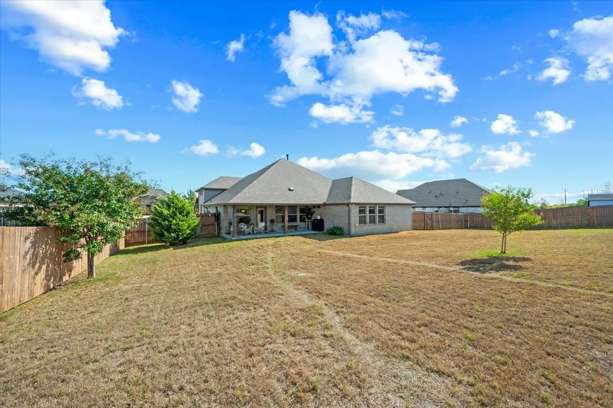 Single Family Residence For Sale in Ellis County , 136 Sapphire Lane, Waxahachie, Texas 75165, 3 Bedroom, 2 Bathroom, 2 Garage spaces, 2,267 Sqft, built in 2019, mls#21389366, Real Estate Agent in Waxahachie, Homes For Sale in Ellis county, Homes For Sale in Waxahachie, Realtor in Waxahachie Texas, Real Estate Brokerage Independent Realty Texas, Luminita Cordes Realtor