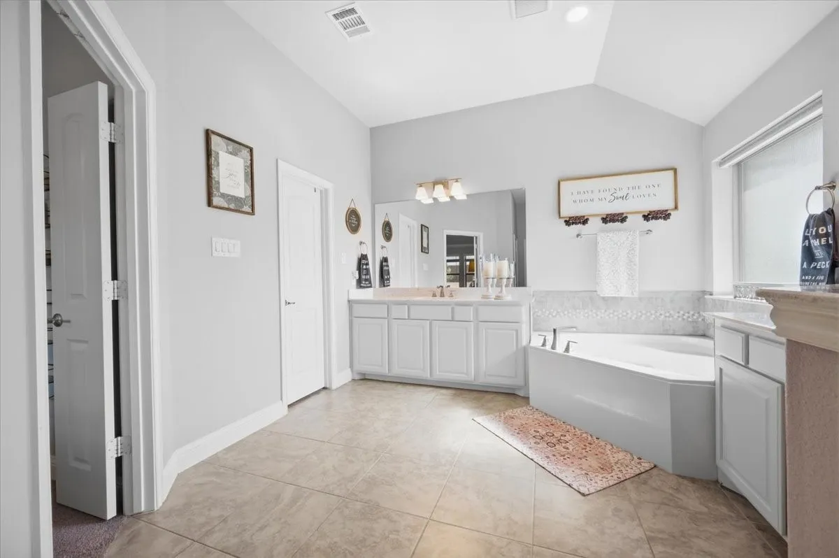 Single Family Residence For Sale in Ellis County , 136 Sapphire Lane, Waxahachie, Texas 75165, 3 Bedroom, 2 Bathroom, 2 Garage spaces, 2,267 Sqft, built in 2019, mls#21389366, Real Estate Agent in Waxahachie, Homes For Sale in Ellis county, Homes For Sale in Waxahachie, Realtor in Waxahachie Texas, Real Estate Brokerage Independent Realty Texas, Luminita Cordes Realtor