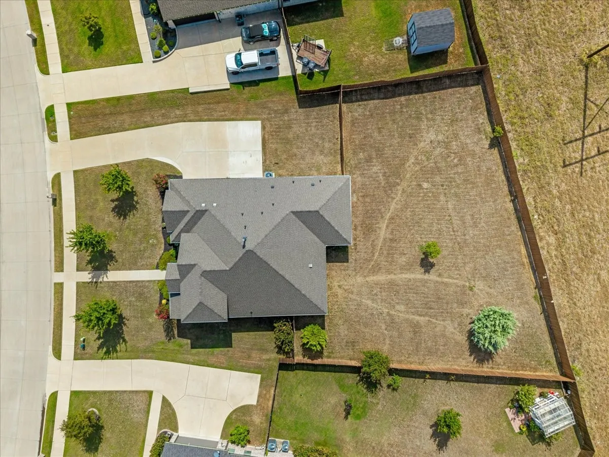 Single Family Residence For Sale in Ellis County , 136 Sapphire Lane, Waxahachie, Texas 75165, 3 Bedroom, 2 Bathroom, 2 Garage spaces, 2,267 Sqft, built in 2019, mls#21389366, Real Estate Agent in Waxahachie, Homes For Sale in Ellis county, Homes For Sale in Waxahachie, Realtor in Waxahachie Texas, Real Estate Brokerage Independent Realty Texas, Luminita Cordes Realtor