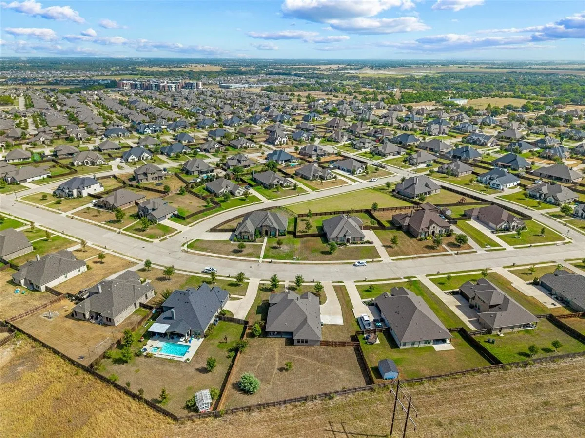 Single Family Residence For Sale in Ellis County , 136 Sapphire Lane, Waxahachie, Texas 75165, 3 Bedroom, 2 Bathroom, 2 Garage spaces, 2,267 Sqft, built in 2019, mls#21389366, Real Estate Agent in Waxahachie, Homes For Sale in Ellis county, Homes For Sale in Waxahachie, Realtor in Waxahachie Texas, Real Estate Brokerage Independent Realty Texas, Luminita Cordes Realtor