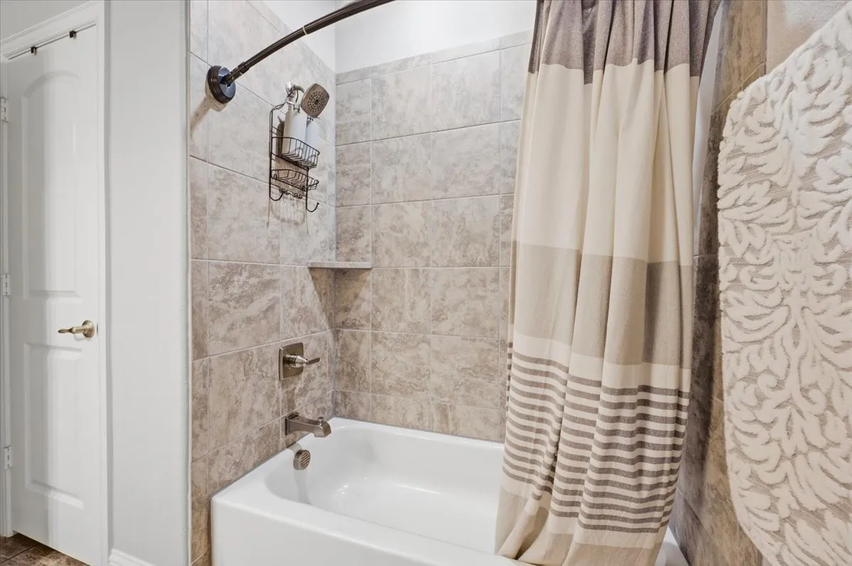 Single Family Residence For Sale in Ellis County , 136 Sapphire Lane, Waxahachie, Texas 75165, 3 Bedroom, 2 Bathroom, 2 Garage spaces, 2,267 Sqft, built in 2019, mls#21389366, Real Estate Agent in Waxahachie, Homes For Sale in Ellis county, Homes For Sale in Waxahachie, Realtor in Waxahachie Texas, Real Estate Brokerage Independent Realty Texas, Luminita Cordes Realtor