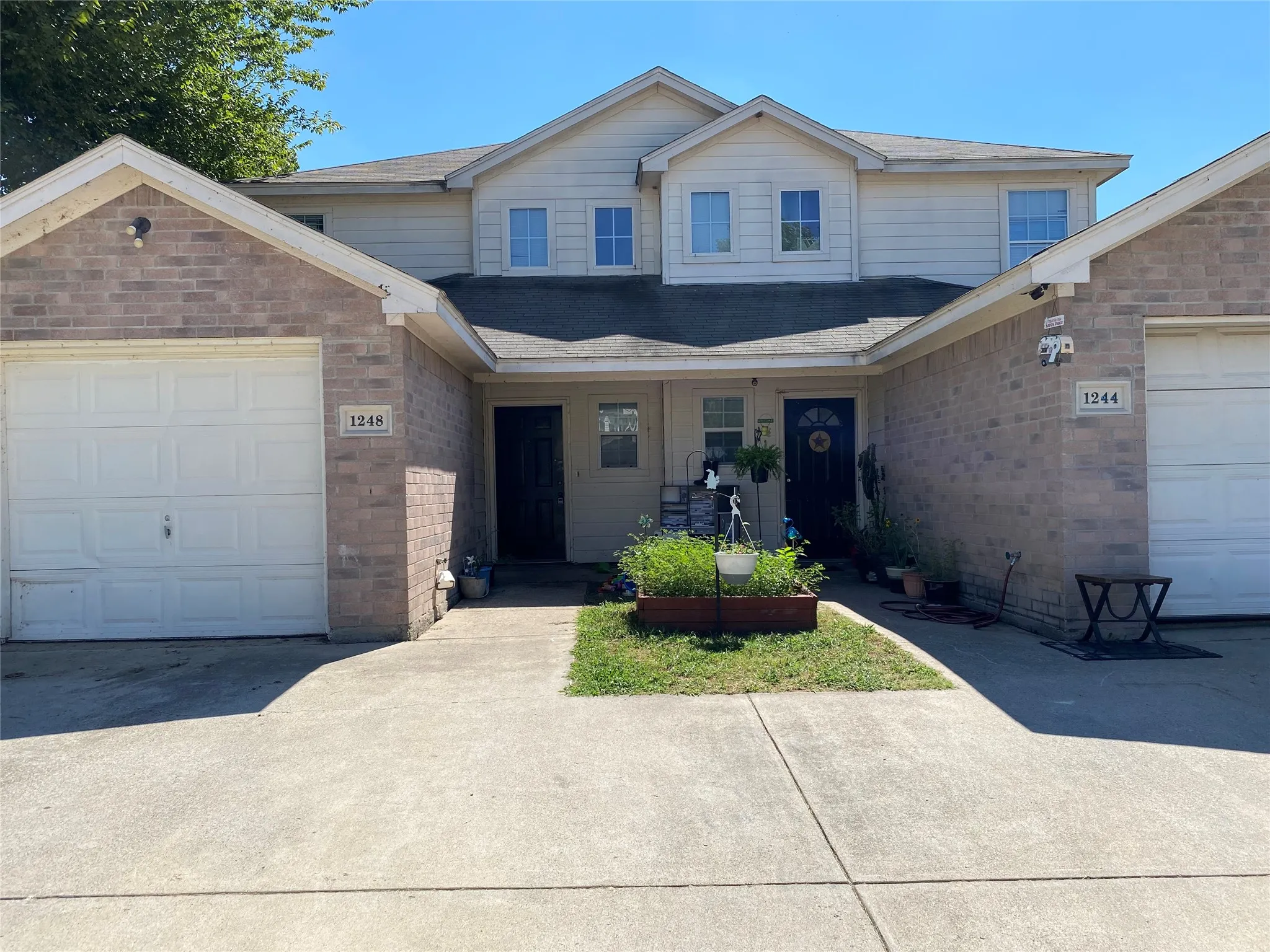Townhouse For Sale in Tarrant County , 1244 Village Garden Drive, Azle, Texas 76020, 8 Bedroom, 4 Bathroom, 2 Garage spaces, 2,492 Sqft, built in 2005, mls#21389359, Real Estate Agent in Azle, Homes For Sale in Tarrant county, Homes For Sale in Azle, Realtor in Azle Texas, Real Estate Brokerage Independent Realty Texas, Luminita Cordes Realtor
