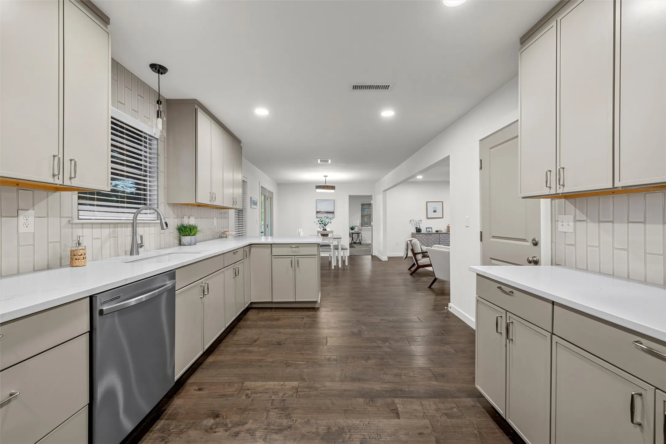Single Family Residence For Sale in Mc Lennan County , 121 E Dawn Drive, Robinson, Texas 76706, 3 Bedroom, 2 Bathroom, 2 Garage spaces, 1,594 Sqft, built in 1972, mls#21389257, Real Estate Agent in Robinson, Homes For Sale in Mc Lennan county, Homes For Sale in Robinson, Realtor in Robinson Texas, Real Estate Brokerage Independent Realty Texas, Luminita Cordes Realtor