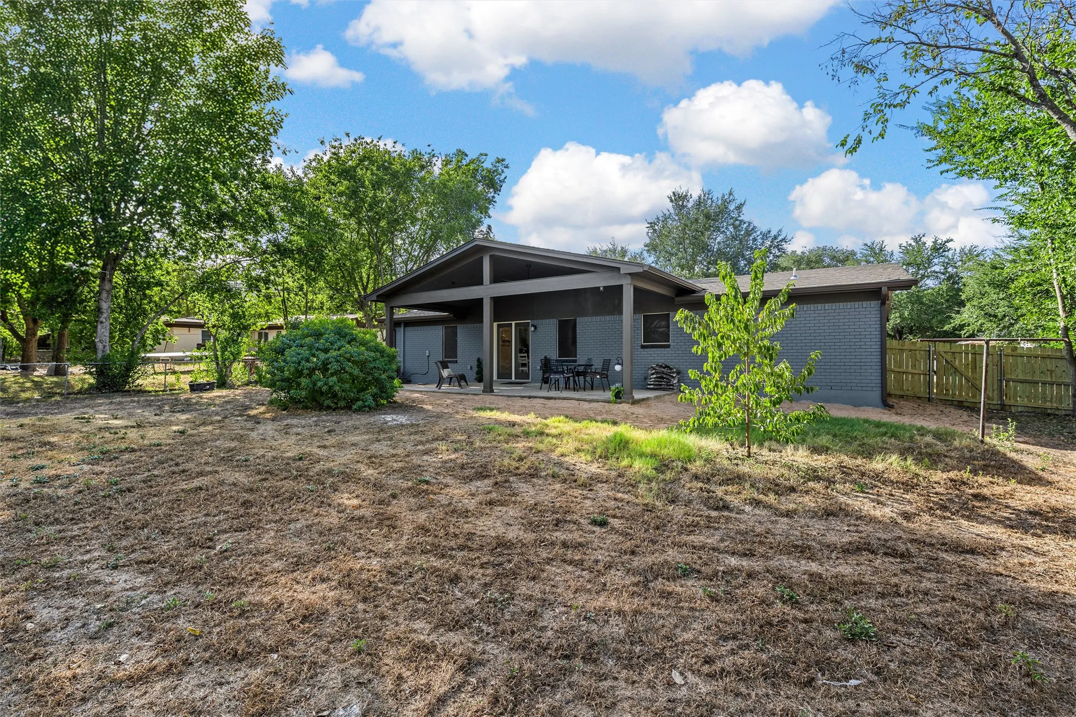 Single Family Residence For Sale in Mc Lennan County , 121 E Dawn Drive, Robinson, Texas 76706, 3 Bedroom, 2 Bathroom, 2 Garage spaces, 1,594 Sqft, built in 1972, mls#21389257, Real Estate Agent in Robinson, Homes For Sale in Mc Lennan county, Homes For Sale in Robinson, Realtor in Robinson Texas, Real Estate Brokerage Independent Realty Texas, Luminita Cordes Realtor