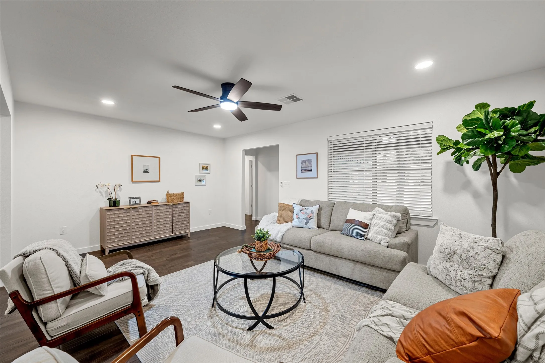 Single Family Residence For Sale in Mc Lennan County , 121 E Dawn Drive, Robinson, Texas 76706, 3 Bedroom, 2 Bathroom, 2 Garage spaces, 1,594 Sqft, built in 1972, mls#21389257, Real Estate Agent in Robinson, Homes For Sale in Mc Lennan county, Homes For Sale in Robinson, Realtor in Robinson Texas, Real Estate Brokerage Independent Realty Texas, Luminita Cordes Realtor
