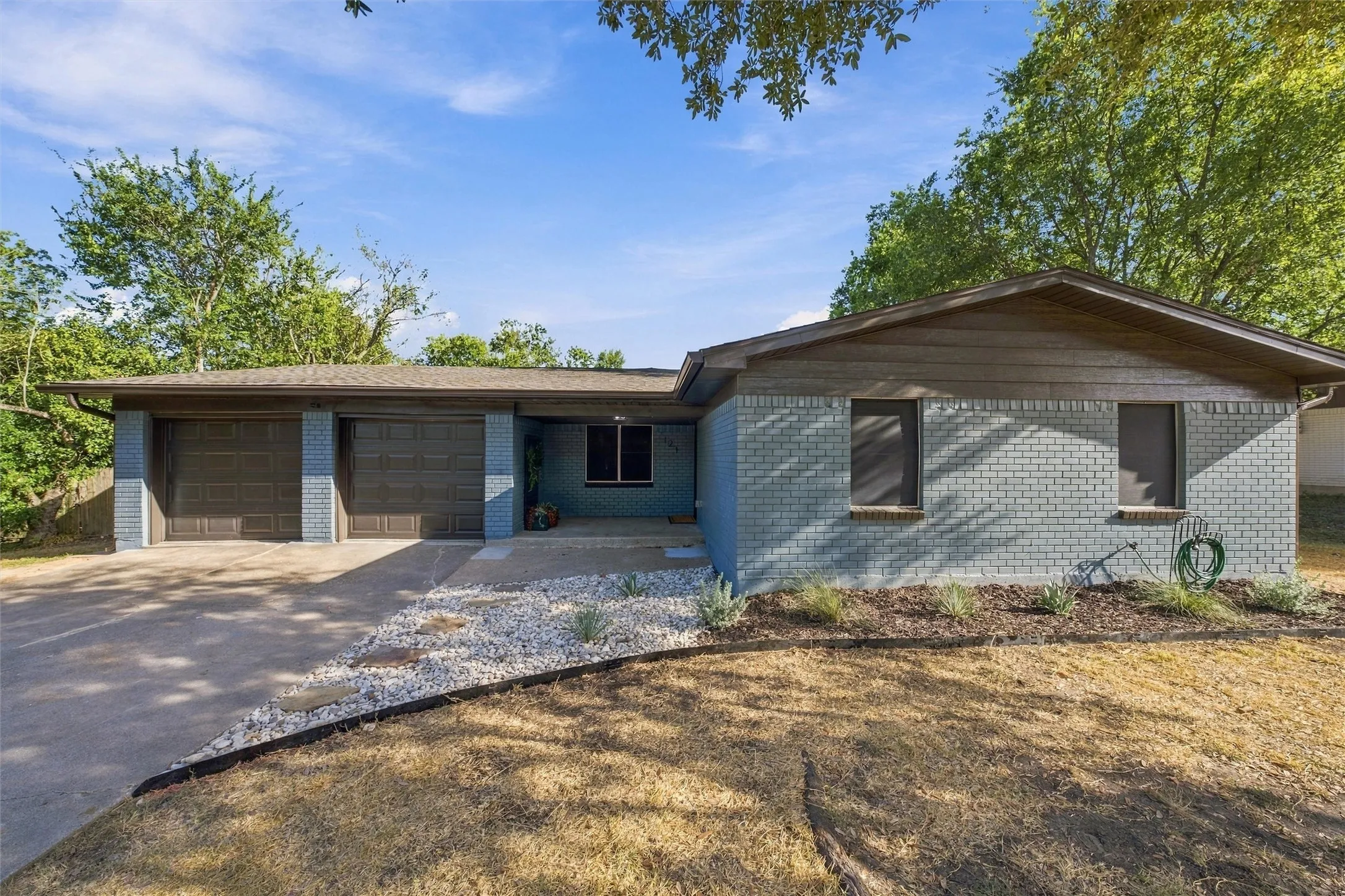 Single Family Residence For Sale in Mc Lennan County , 121 E Dawn Drive, Robinson, Texas 76706, 3 Bedroom, 2 Bathroom, 2 Garage spaces, 1,594 Sqft, built in 1972, mls#21389257, Real Estate Agent in Robinson, Homes For Sale in Mc Lennan county, Homes For Sale in Robinson, Realtor in Robinson Texas, Real Estate Brokerage Independent Realty Texas, Luminita Cordes Realtor