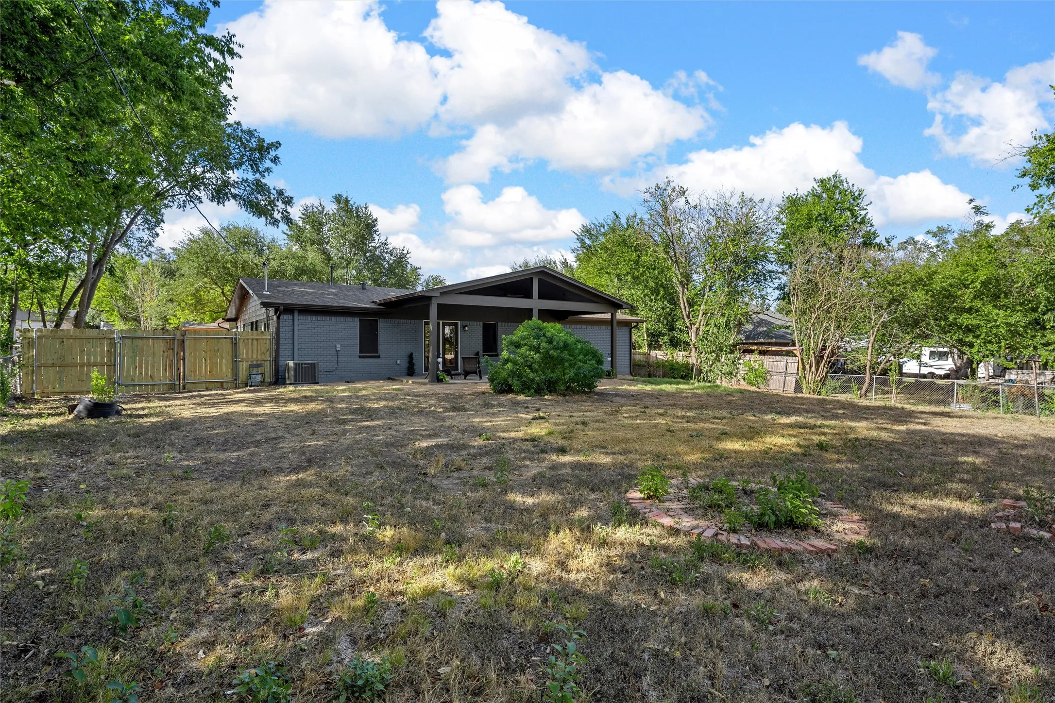Single Family Residence For Sale in Mc Lennan County , 121 E Dawn Drive, Robinson, Texas 76706, 3 Bedroom, 2 Bathroom, 2 Garage spaces, 1,594 Sqft, built in 1972, mls#21389257, Real Estate Agent in Robinson, Homes For Sale in Mc Lennan county, Homes For Sale in Robinson, Realtor in Robinson Texas, Real Estate Brokerage Independent Realty Texas, Luminita Cordes Realtor