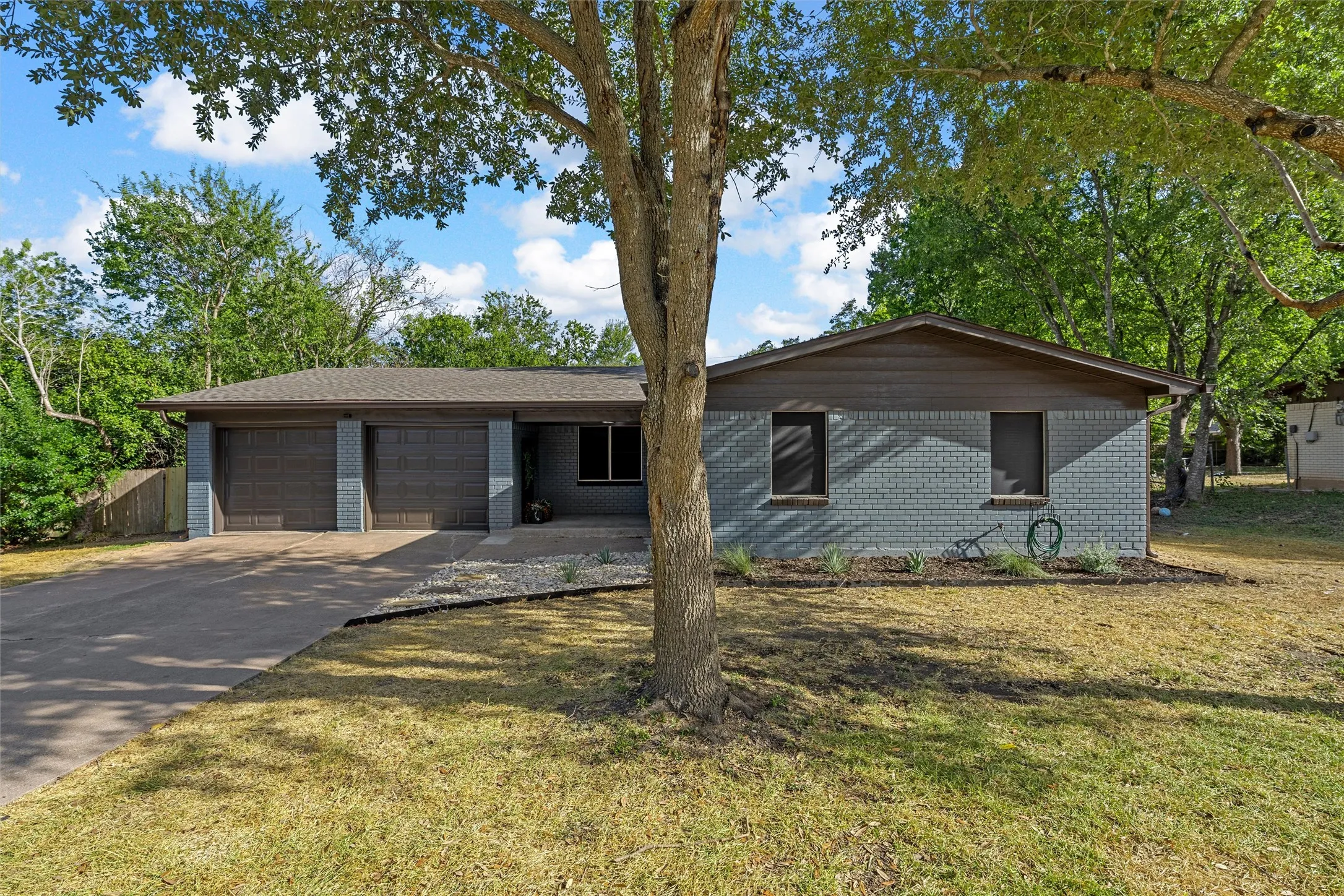 Single Family Residence For Sale in Mc Lennan County , 121 E Dawn Drive, Robinson, Texas 76706, 3 Bedroom, 2 Bathroom, 2 Garage spaces, 1,594 Sqft, built in 1972, mls#21389257, Real Estate Agent in Robinson, Homes For Sale in Mc Lennan county, Homes For Sale in Robinson, Realtor in Robinson Texas, Real Estate Brokerage Independent Realty Texas, Luminita Cordes Realtor