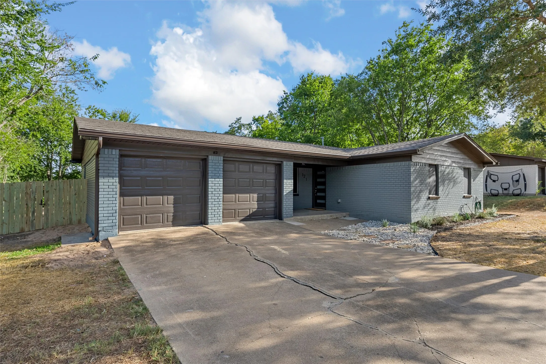 Single Family Residence For Sale in Mc Lennan County , 121 E Dawn Drive, Robinson, Texas 76706, 3 Bedroom, 2 Bathroom, 2 Garage spaces, 1,594 Sqft, built in 1972, mls#21389257, Real Estate Agent in Robinson, Homes For Sale in Mc Lennan county, Homes For Sale in Robinson, Realtor in Robinson Texas, Real Estate Brokerage Independent Realty Texas, Luminita Cordes Realtor