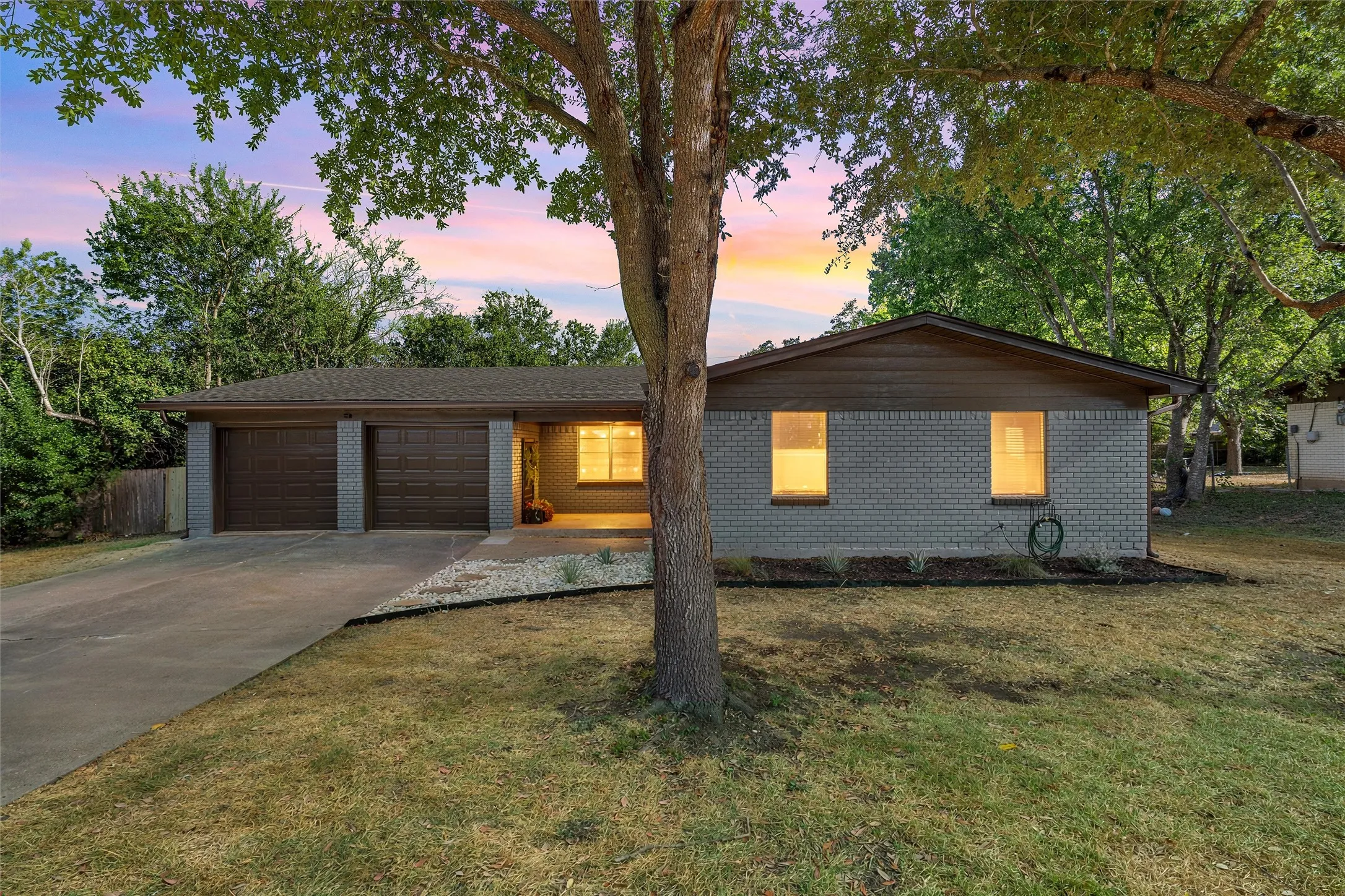 Single Family Residence For Sale in Mc Lennan County , 121 E Dawn Drive, Robinson, Texas 76706, 3 Bedroom, 2 Bathroom, 2 Garage spaces, 1,594 Sqft, built in 1972, mls#21389257, Real Estate Agent in Robinson, Homes For Sale in Mc Lennan county, Homes For Sale in Robinson, Realtor in Robinson Texas, Real Estate Brokerage Independent Realty Texas, Luminita Cordes Realtor