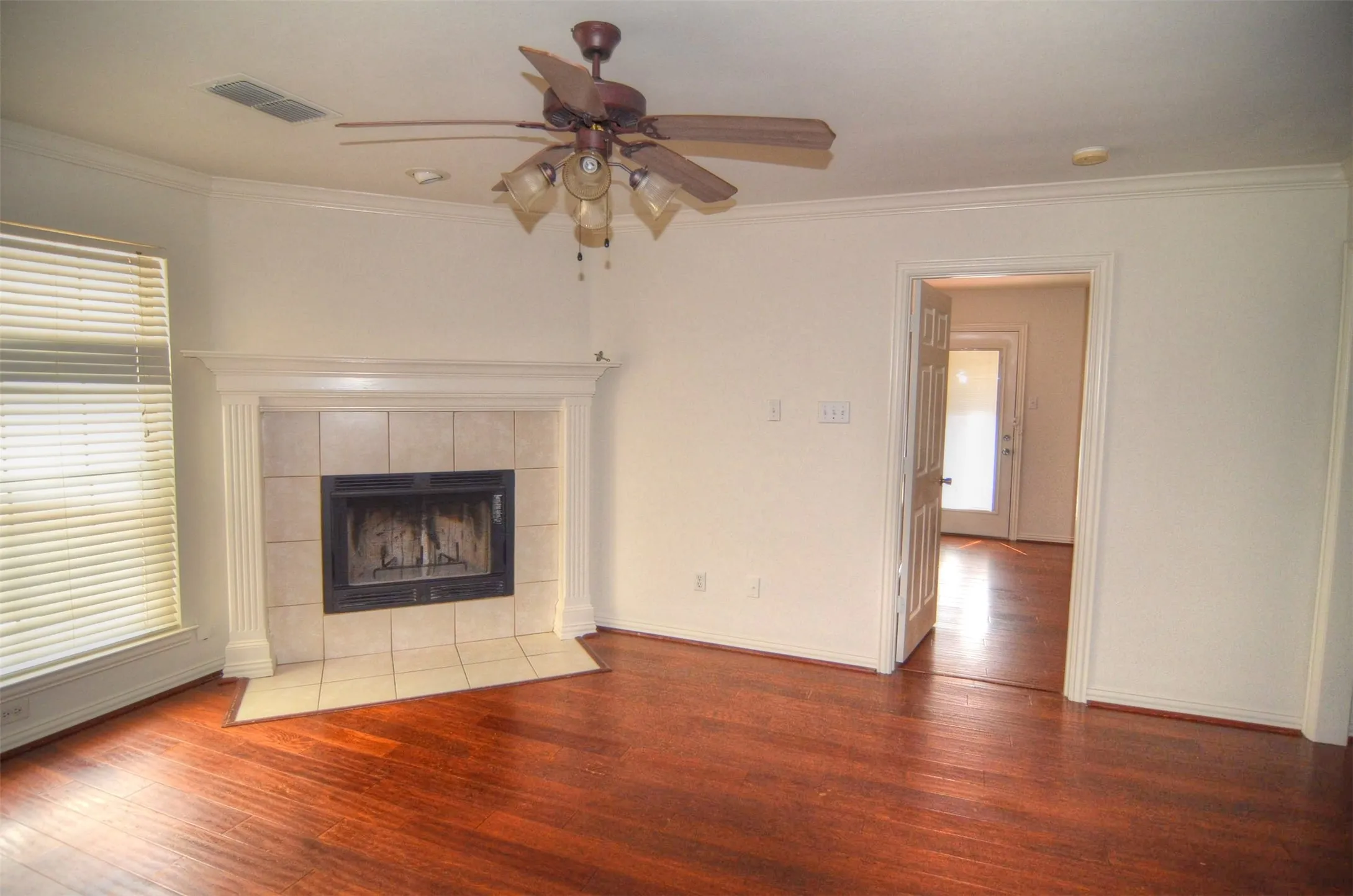 Duplex For Rent in Tarrant County , 1722 Scenic Drive, Arlington, Texas 76013, 3 Bedroom, 3 Bathroom, 2 Garage spaces, 1,483 Sqft, built in 2003, mls#21389376, Real Estate Agent in Arlington, Homes For Rent in Tarrant county, Homes For Rent in Arlington, Realtor in Arlington Texas, Real Estate Brokerage Independent Realty Texas, Luminita Cordes Realtor