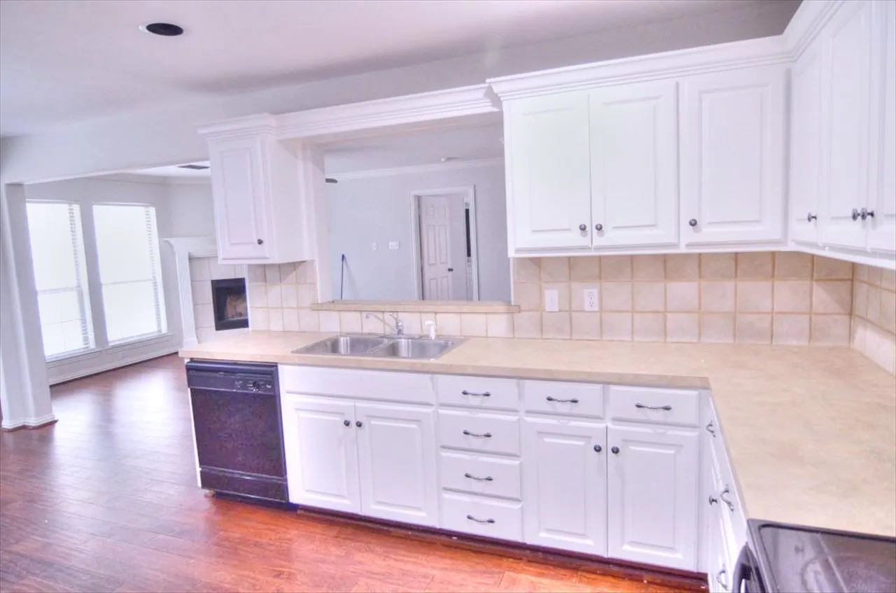 Duplex For Rent in Tarrant County , 1722 Scenic Drive, Arlington, Texas 76013, 3 Bedroom, 3 Bathroom, 2 Garage spaces, 1,483 Sqft, built in 2003, mls#21389376, Real Estate Agent in Arlington, Homes For Rent in Tarrant county, Homes For Rent in Arlington, Realtor in Arlington Texas, Real Estate Brokerage Independent Realty Texas, Luminita Cordes Realtor