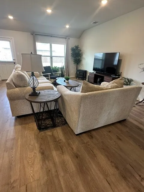 Single Family Residence For Rent in Collin County , 516 Hickory Ridge, Van Alstyne, Texas 75495, 4 Bedroom, 3 Bathroom, 2 Garage spaces, 2,371 Sqft, built in 2024, mls#21386276, Real Estate Agent in Van Alstyne, Homes For Rent in Collin county, Homes For Rent in Van Alstyne, Realtor in Van Alstyne Texas, Real Estate Brokerage Independent Realty Texas, Luminita Cordes Realtor