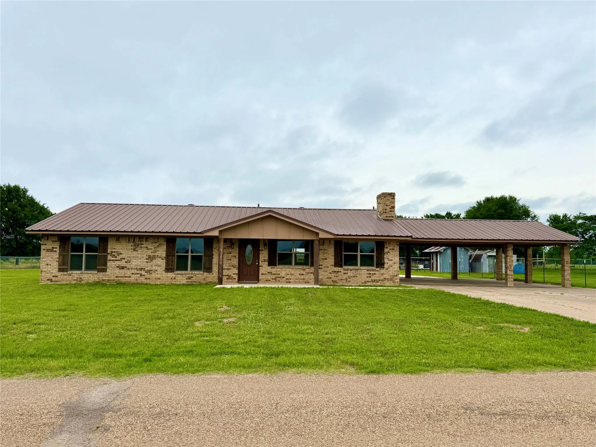 Single Family Residence For Sale in Henderson County , 22184 Old River Road, Trinidad, Texas 75163, 3 Bedroom, 2 Bathroom, Garage spaces, 2,200 Sqft, built in 1978, mls#21389377, Real Estate Agent in Trinidad, Homes For Sale in Henderson county, Homes For Sale in Trinidad, Realtor in Trinidad Texas, Real Estate Brokerage Independent Realty Texas, Luminita Cordes Realtor