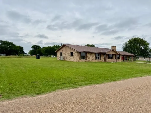 Single Family Residence For Sale in Henderson County , 22184 Old River Road, Trinidad, Texas 75163, 3 Bedroom, 2 Bathroom, Garage spaces, 2,200 Sqft, built in 1978, mls#21389377, Real Estate Agent in Trinidad, Homes For Sale in Henderson county, Homes For Sale in Trinidad, Realtor in Trinidad Texas, Real Estate Brokerage Independent Realty Texas, Luminita Cordes Realtor
