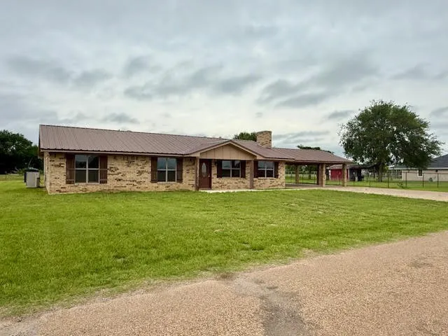 Single Family Residence For Sale in Henderson County , 22184 Old River Road, Trinidad, Texas 75163, 3 Bedroom, 2 Bathroom, Garage spaces, 2,200 Sqft, built in 1978, mls#21389377, Real Estate Agent in Trinidad, Homes For Sale in Henderson county, Homes For Sale in Trinidad, Realtor in Trinidad Texas, Real Estate Brokerage Independent Realty Texas, Luminita Cordes Realtor